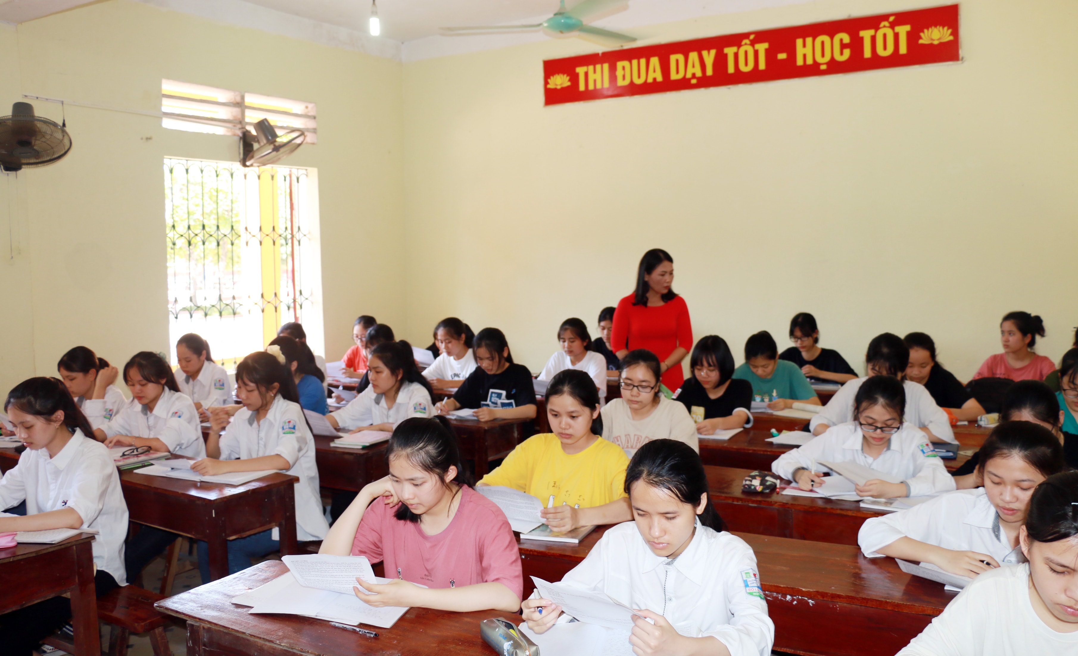 Tiết ôn tập của học sinh lớp 12 - Trường THPT Đô Lương 1. Ảnh: Mỹ Hà