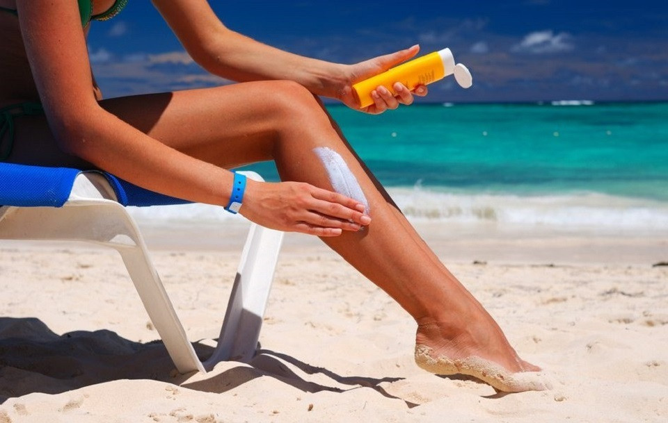 Đi biển mùa hè, bạn cần dùng kem chống nắng chỉ số SPF từ 50 trở lên - Hình minh họa: tvm.com.mt