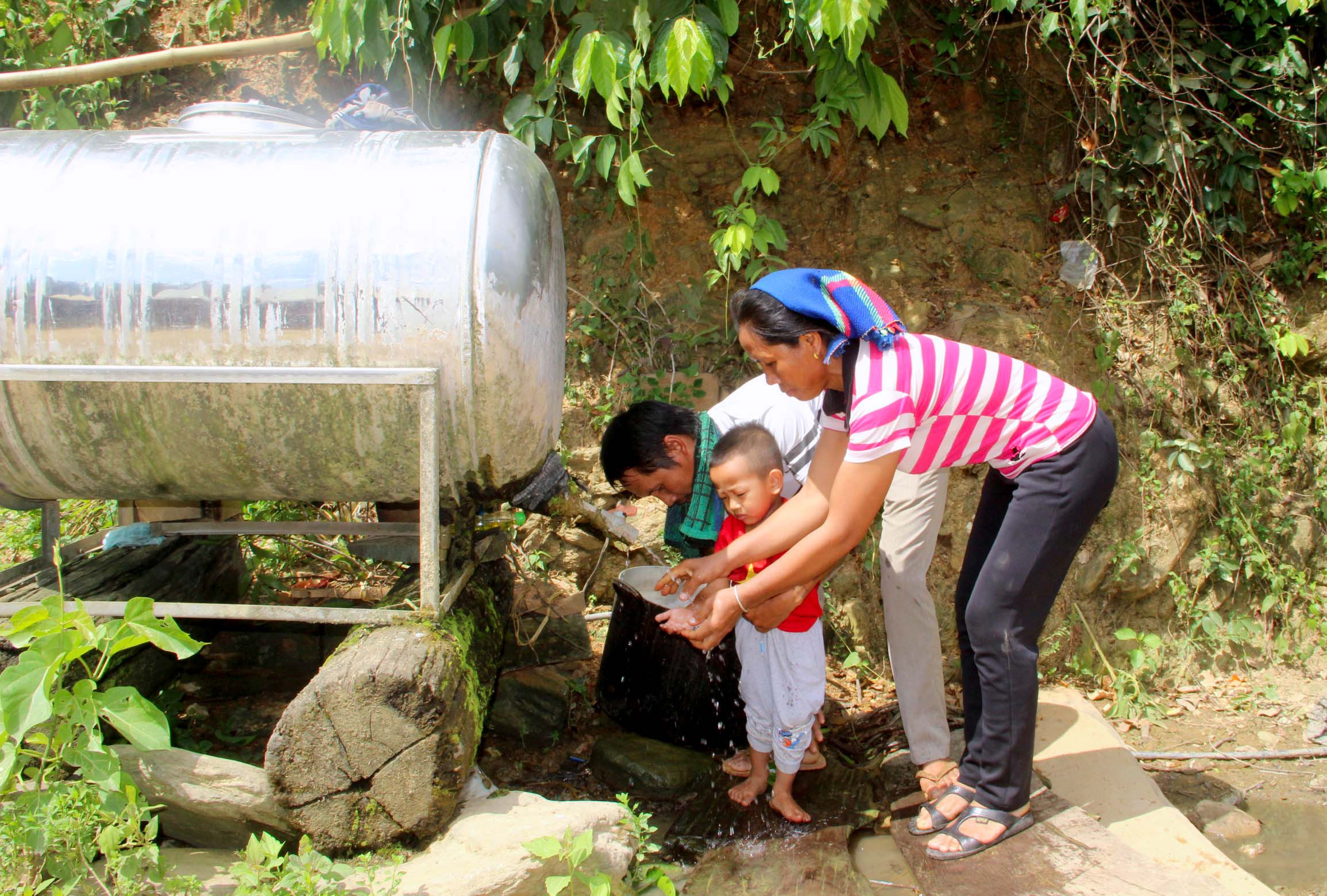 Một số bản của xã Mường Típ do công trình nước cộng đồng hư hỏng nên bà con phải mua bồn chưa nước về tích trữ nước để sử dụng. Ảnh: Quang An