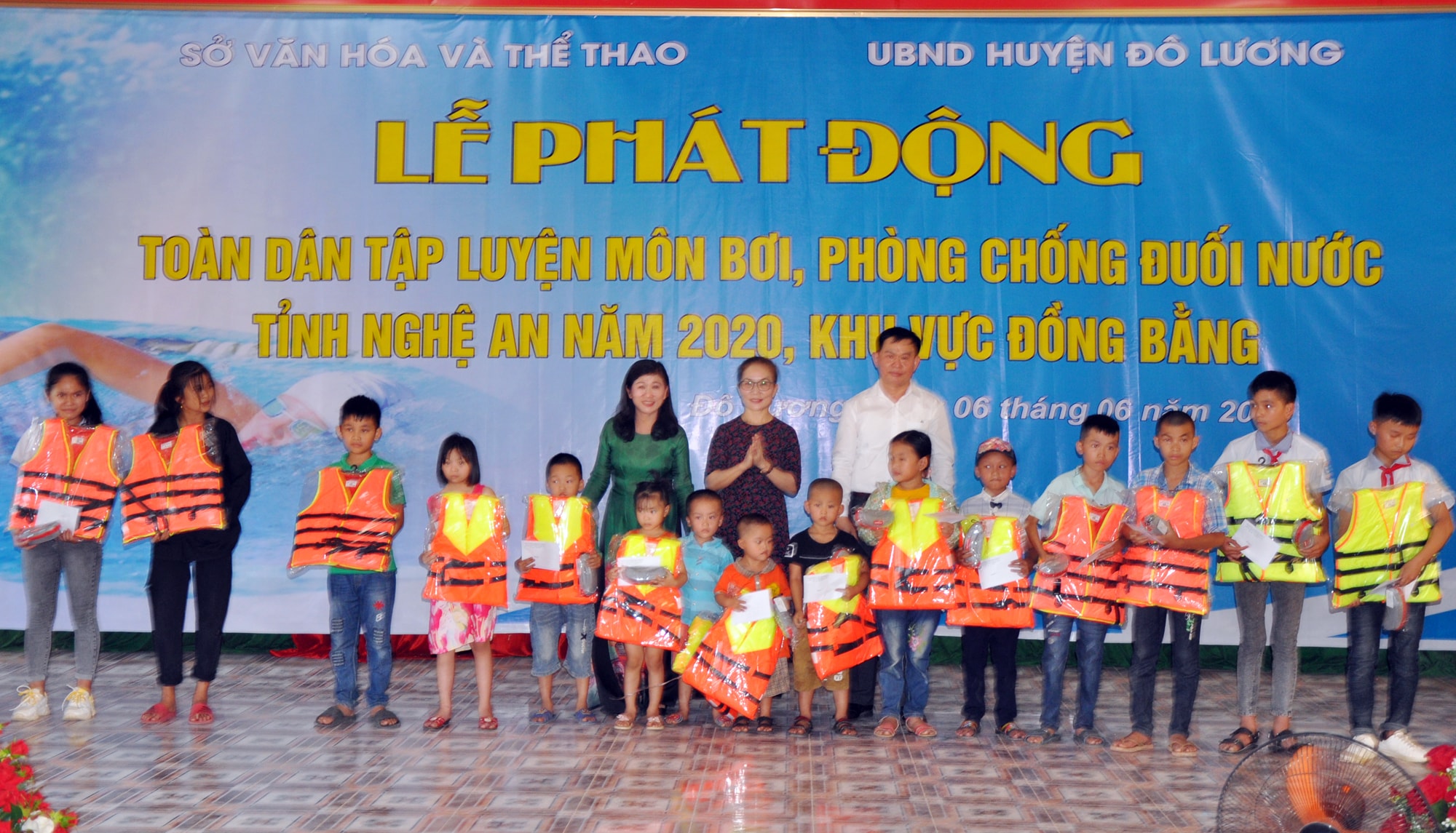 Ban Tổ chức trao quà cho học sinh nghèo vượt khó. Ảnh: Công Kiên