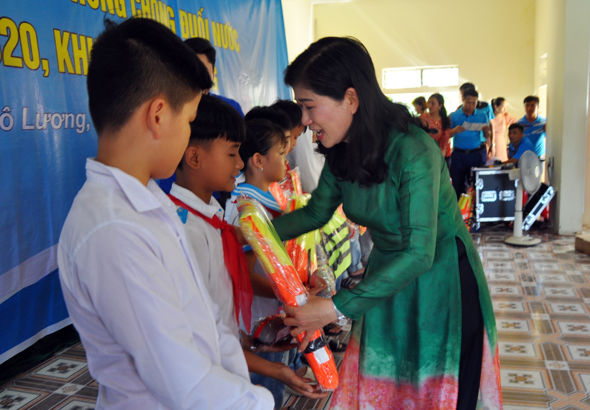 Ban Tổ chức trao quà cho học sinh có thành tích trong phong trào học bơi, phòng chống đuối nước. Ảnh: Công Kiên