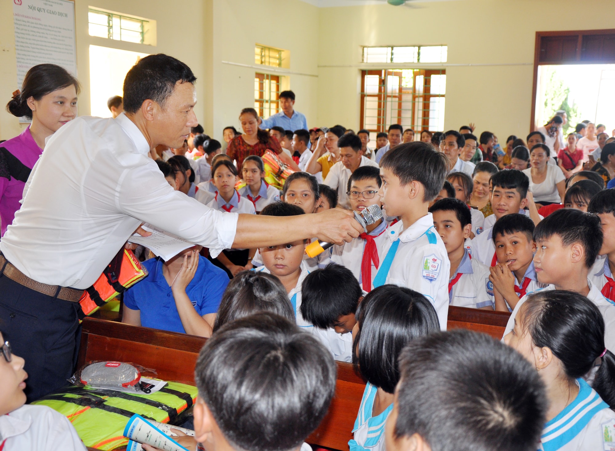 Các em học sinh sôi nổi tham gia tìm hiểu kiến thức, kỹ năng phòng, chống đuối nước. Ảnh: Công Kiên
