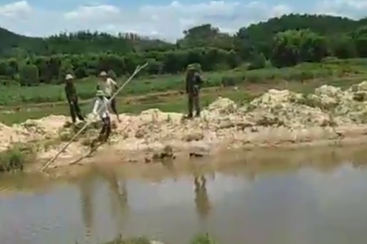 Hố nước nơi em T. rơi xuống. Ảnh: Nam Phúc