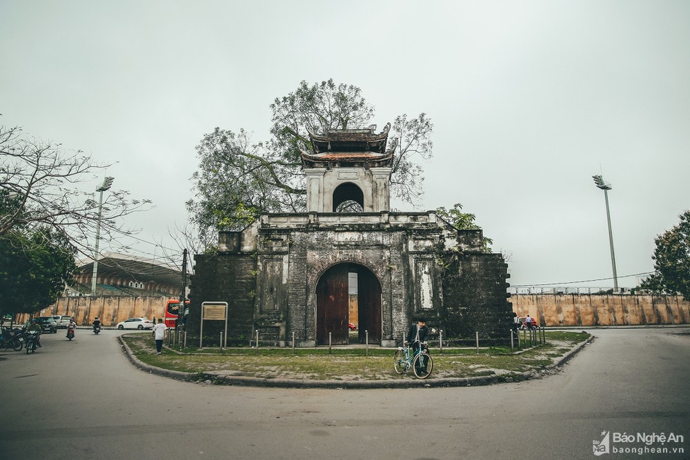 Tiền Môn là cổng nằm trên đia bàn phường Cửa Nam. Cạnh đó là Sân vận động Vinh. Ảnh: Hải Vương