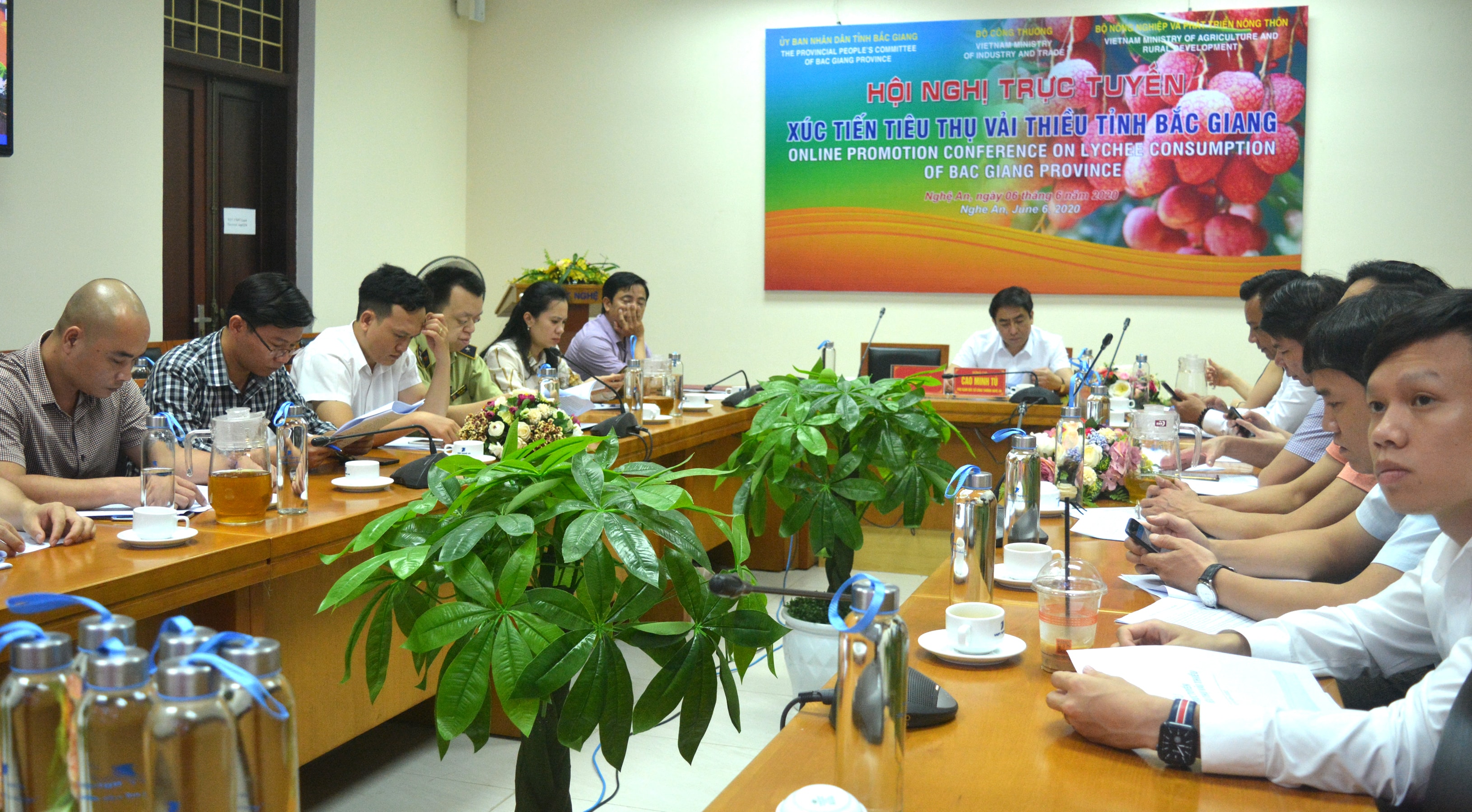 Điểm cầu Nghệ An do Sở Công thương chủ trì cùng đại diện các sở, ngành, doanh nghiệp trên địa bàn. Ảnh: Thanh Phúc