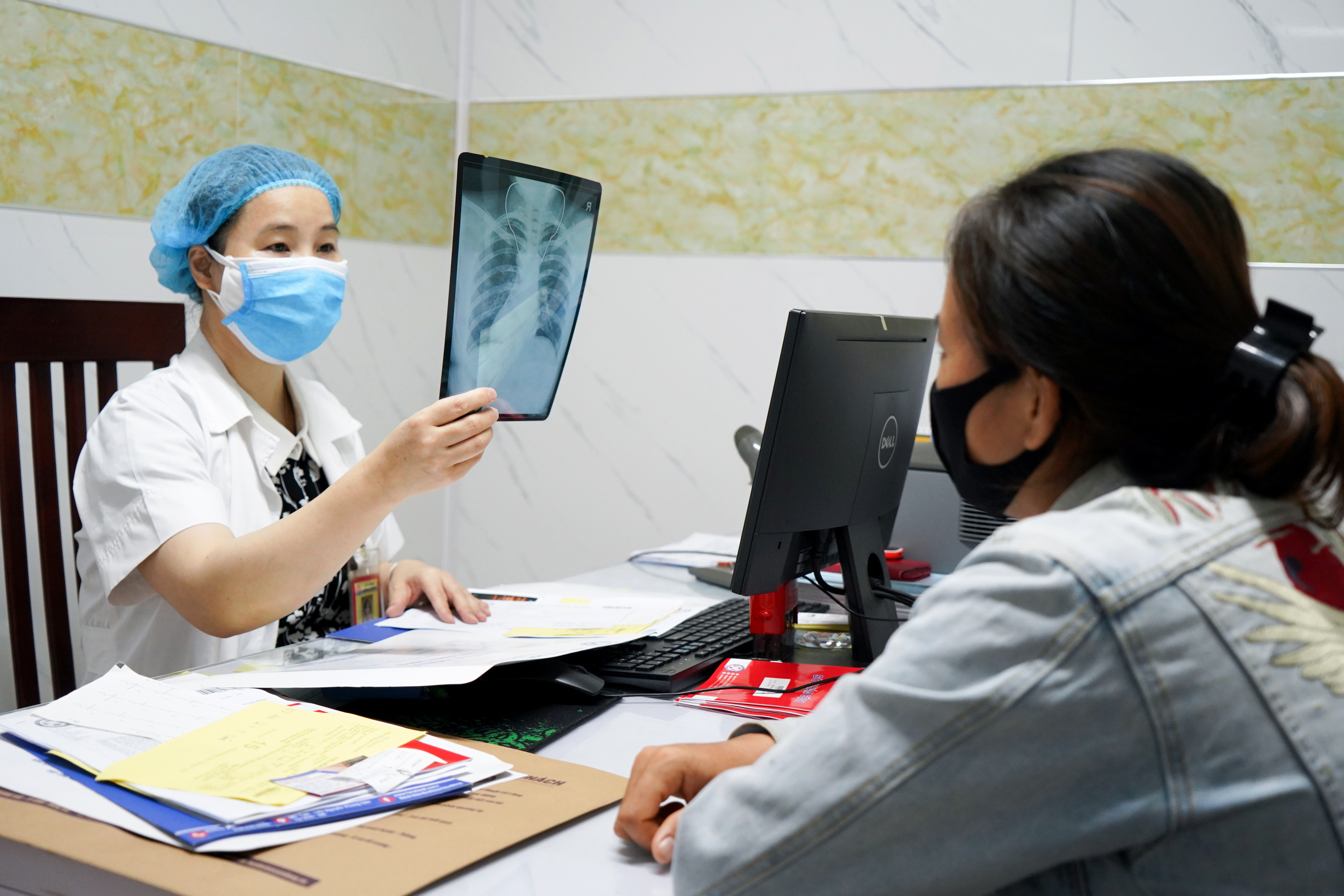 BSCKI Dương Thị Ngọc Đông giải thích và đánh giá tình trạng sức khỏe giúp người bệnh.