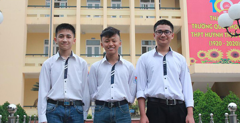 Nguyễn Trọng Hưng (giữa) từng là Thủ khoa tại Kỳ thi Học sinh giỏi tỉnh năm 2019. Ảnh: tư liệu Chu Thanh