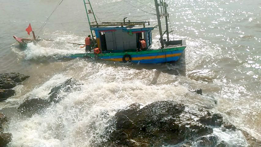Con tàu bị gặp nạn tại biển Quỳnh Thuận, huyện Quỳnh Lưu. Ảnh: Đồn Biên phòng Diễn Thành cung cấp