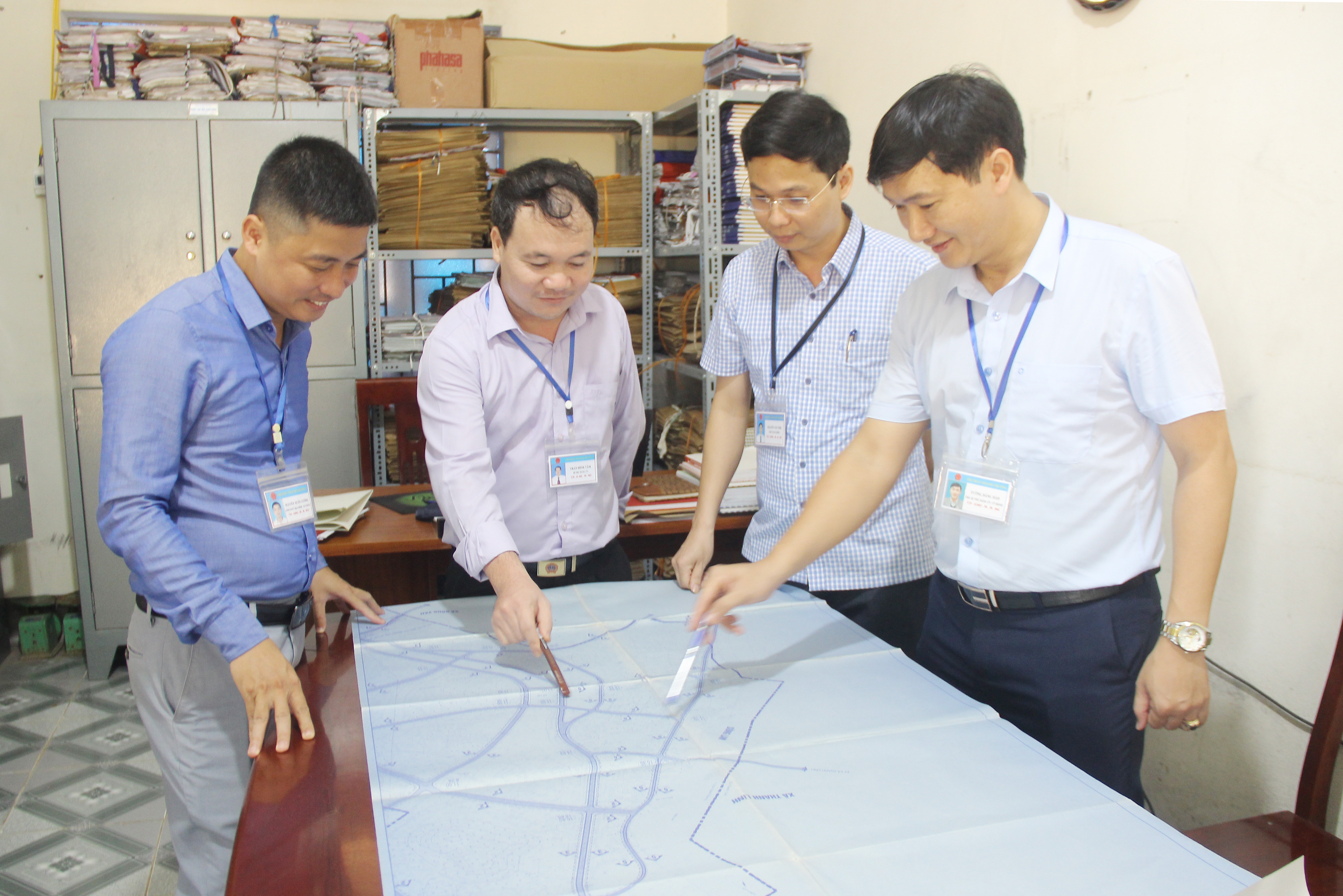 Lãnh đạo thị trấn Thanh Chương rà soát quy hoạch đô thị trên địa bàn-Ảnh Mai Hoa