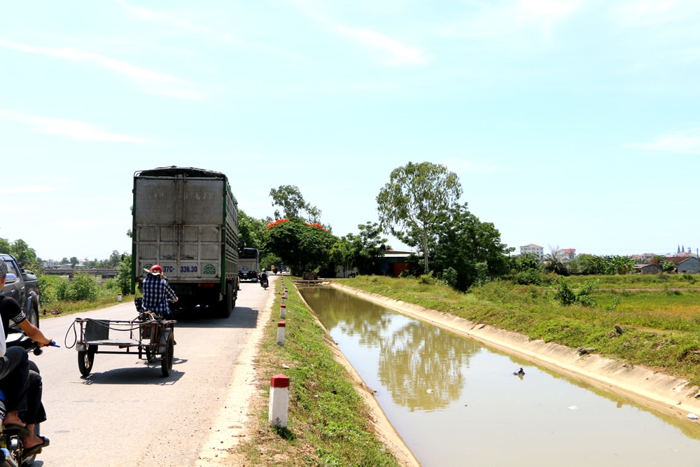 Mặt cắt đảm bảo an toàn cho kênh tưới, theo đó không bịt kín mặt kênh để nạo vét, bảo dưỡng thường xuyên; khoảng 50-100 m kênh có 1 cầu nhỏ để dân đi lại. Ảnh: N.H