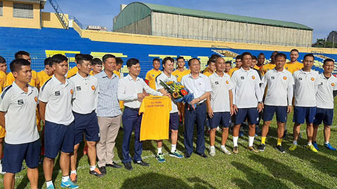 Bầu Đệ tiết lộ lý do chọn HLV Nguyễn Thành Công làm “thuyền trưởng” đội bóng xứ Thanh là bởi ông đã tìm hiểu và biết rõ những phẩm chất đạo đức, chuyên môn của vị chiến lược sinh năm 1977.
