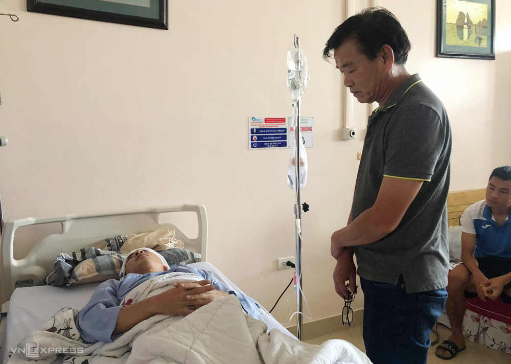 HLV Phan Thanh Hùng của Quảng Ninh thăm hỏi Nguyễn Hải Huy trong Bệnh viện đa khoa Bãi Cháy.