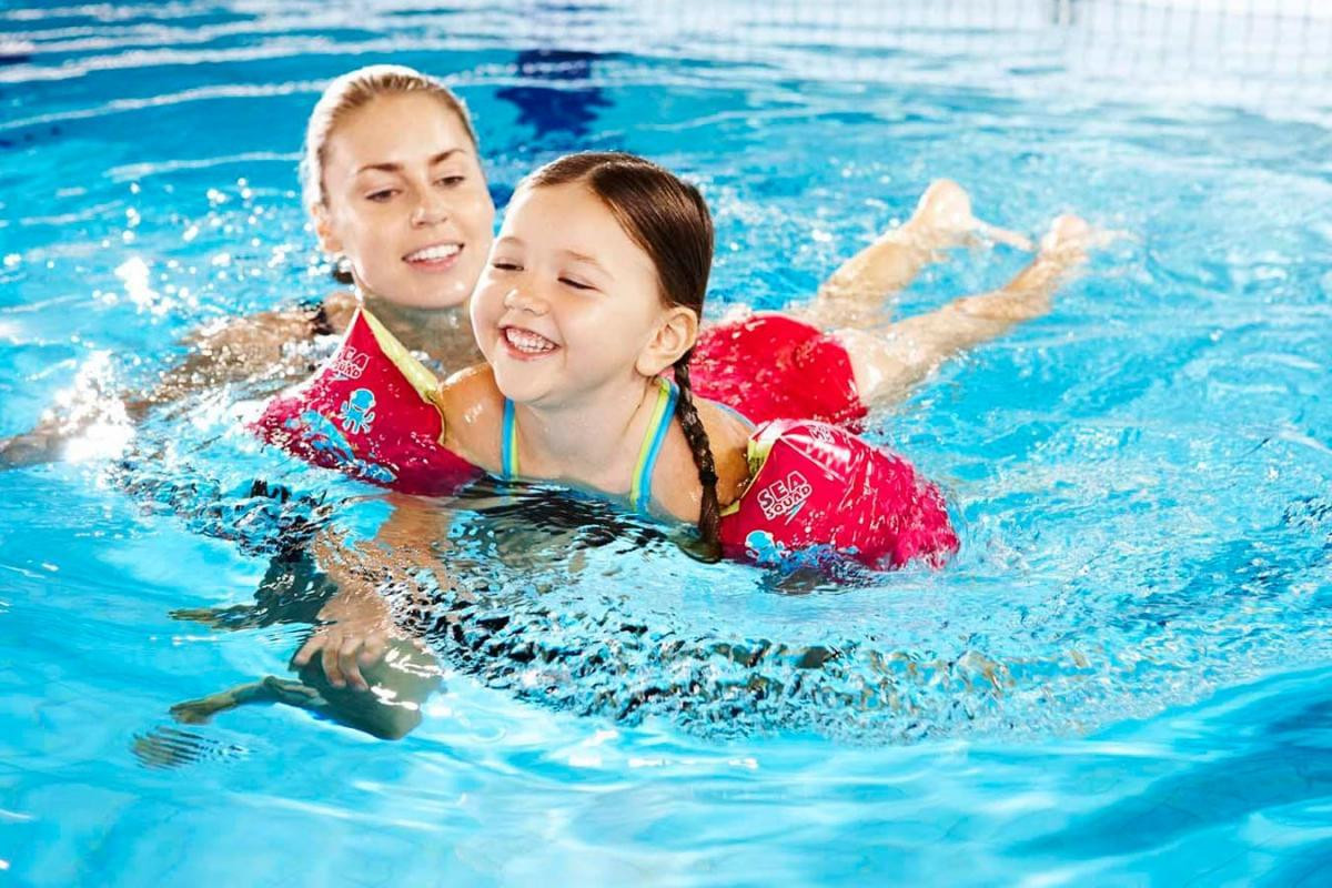 Cha mẹ hoặc người chăm sóc luôn phải ở cùng trẻ trong hồ bơi để bảo đảm an toàn ngay cả khi ở trong hồ bơi dành cho trẻ nhỏ.