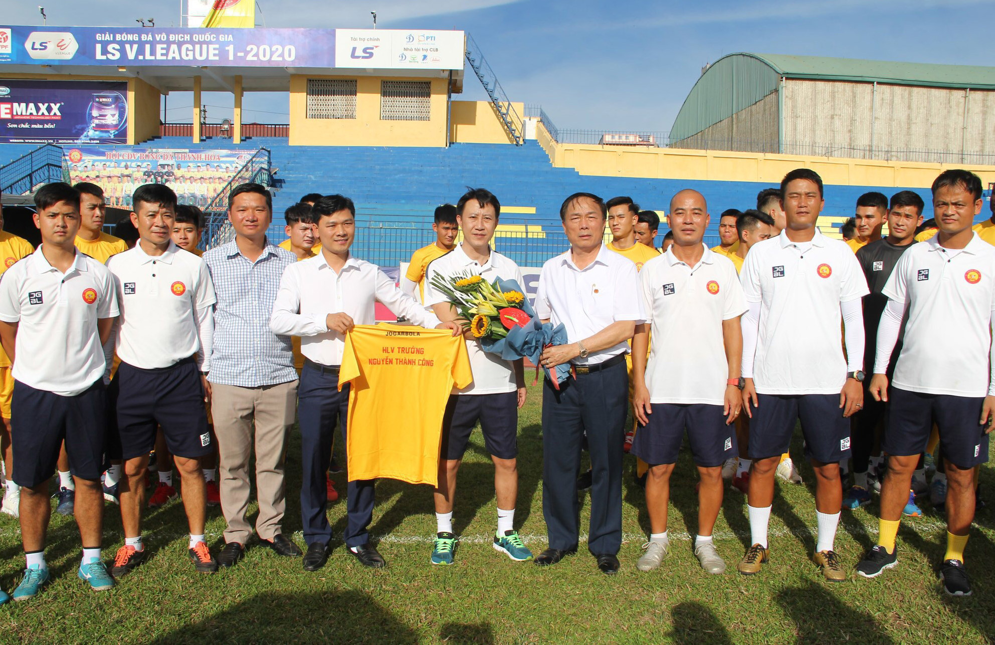 Chủ tịch CLB bóng đá Thanh Hóa - Nguyễn Văn Đệ ra mắt tân HLV trưởng. Ảnh: Trung Kiên