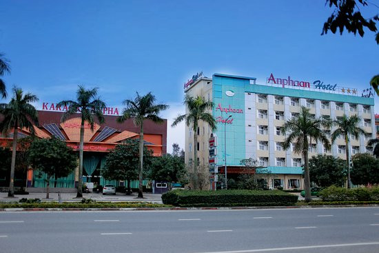 Khách sạn Anphaan nằm trên Đường Xô Viết Nghệ Tĩnh (Đại lộ Lênin) thành phố  Vinh.