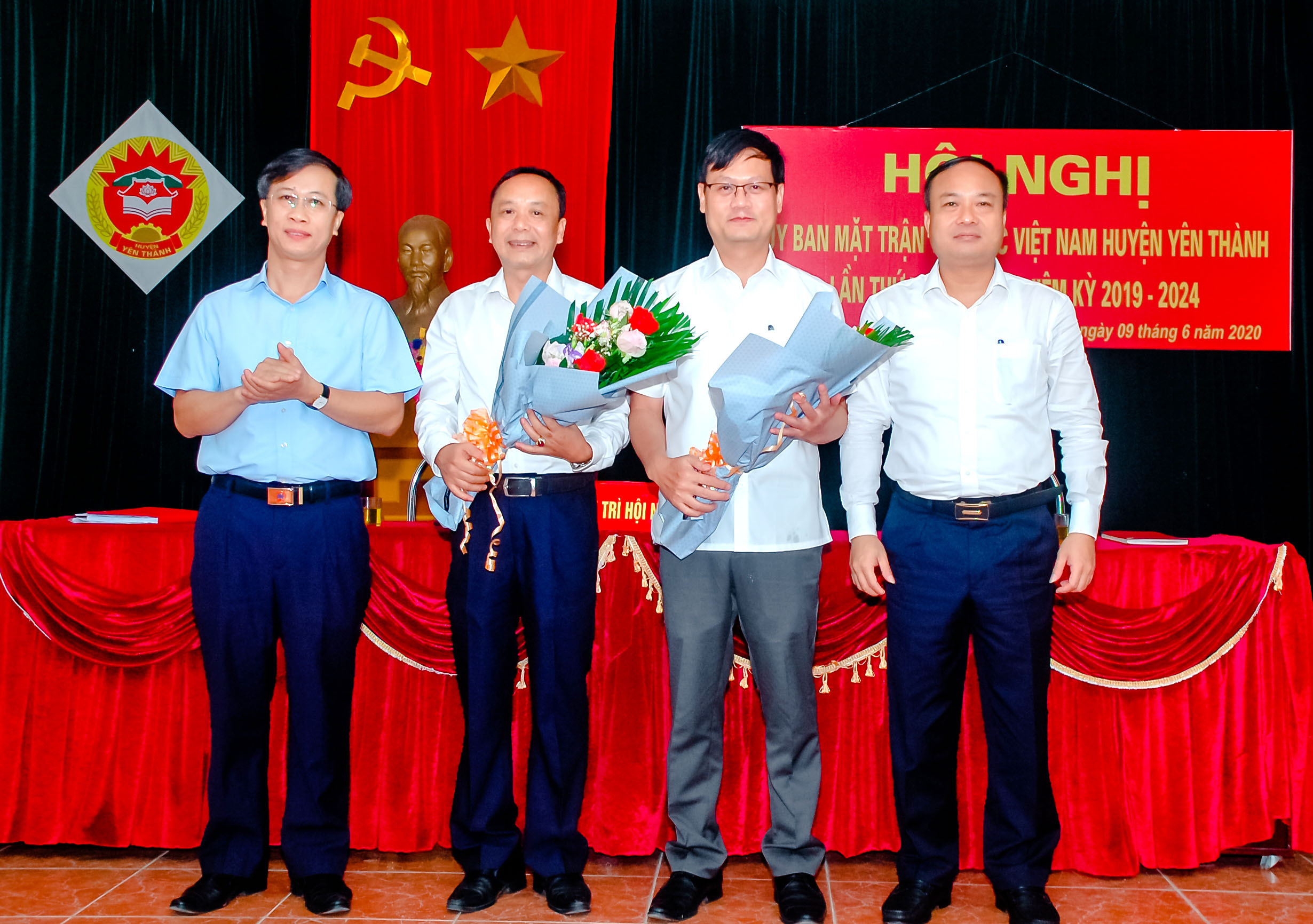 Tặng hoa chúc mừng các đồng chí được hội nghị hiệp thương bầu Chủ tịch và Phó chủ tịch Ủy ban MTTQ huyện Yên Thành. Ảnh: Anh Tuấn 