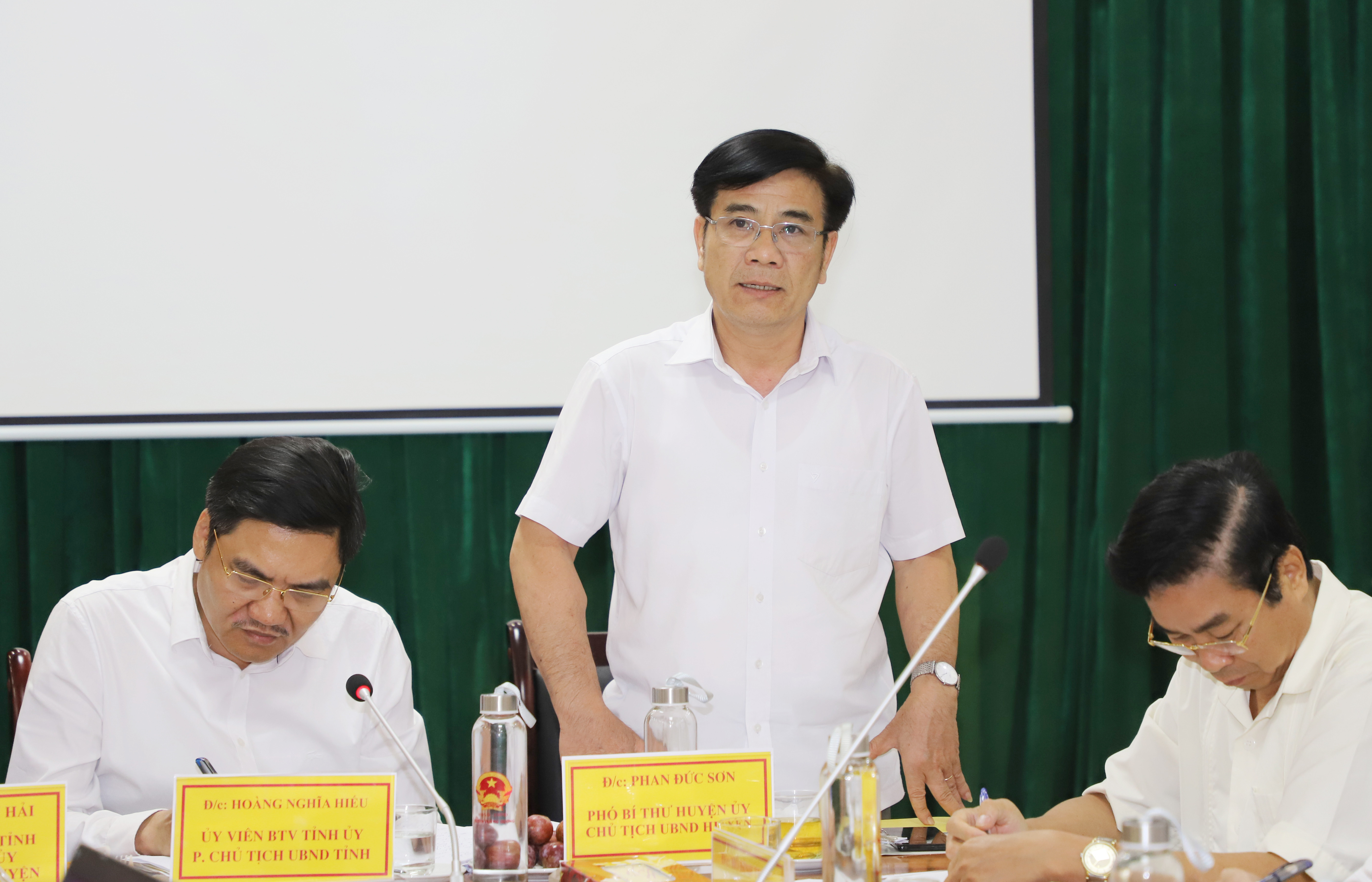 Ông Phan Đức Sơn - Chủ tịch UBND huyện Tương Dương báo cáo Tình hình thực hiện phát triển kinh tế xã hội, quốc phòng an ninh 6 tháng đầu năm, nhiệm vụ và giải pháp 6 tháng cuối năm 2020. Ảnh: Phạm Bằng