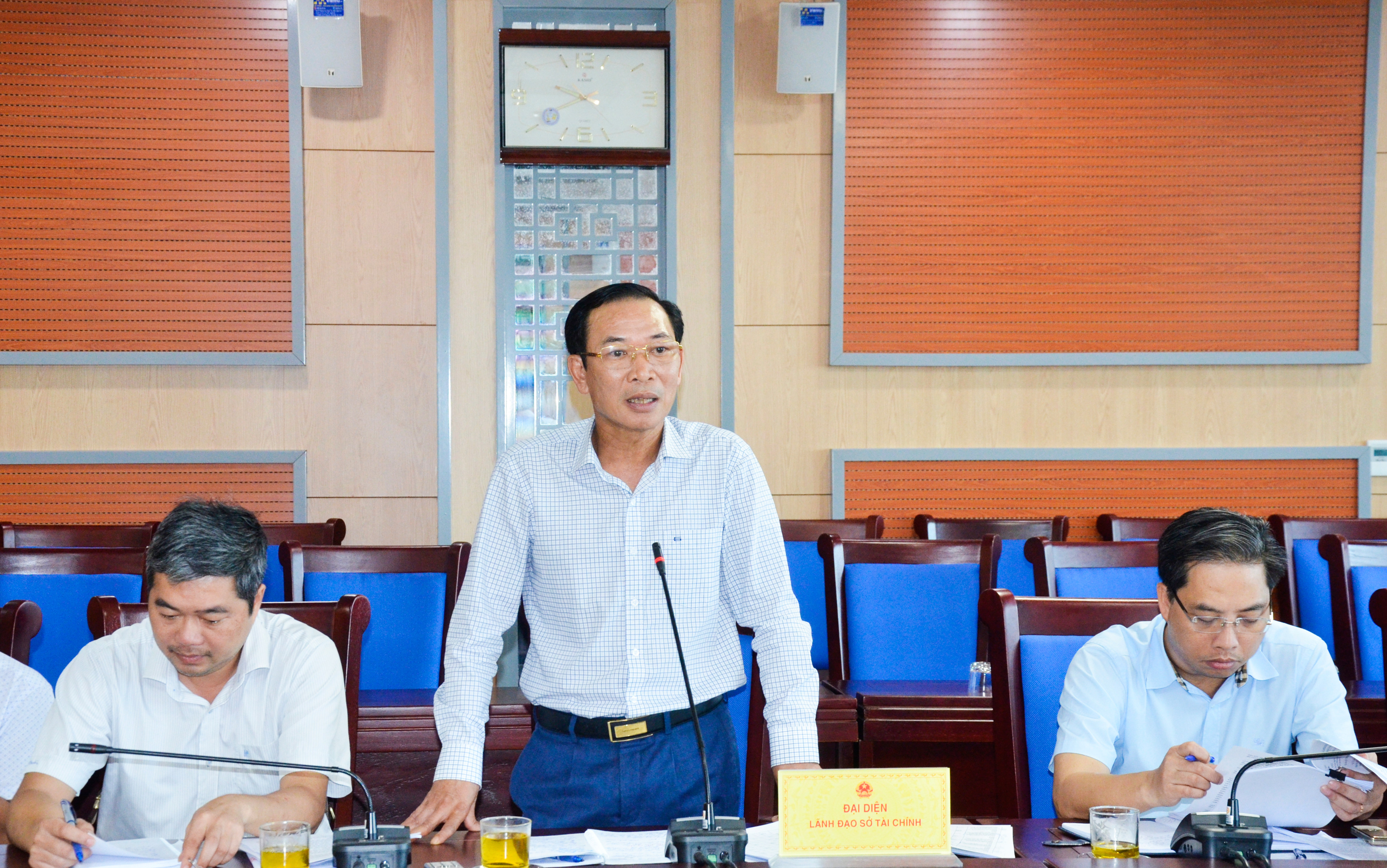 Giám đốc Sở Tài chính Nguyễn Xuân Hải làm rõ những nội dung đoàn giám sát quan tâm. Ảnh: Thanh Lê