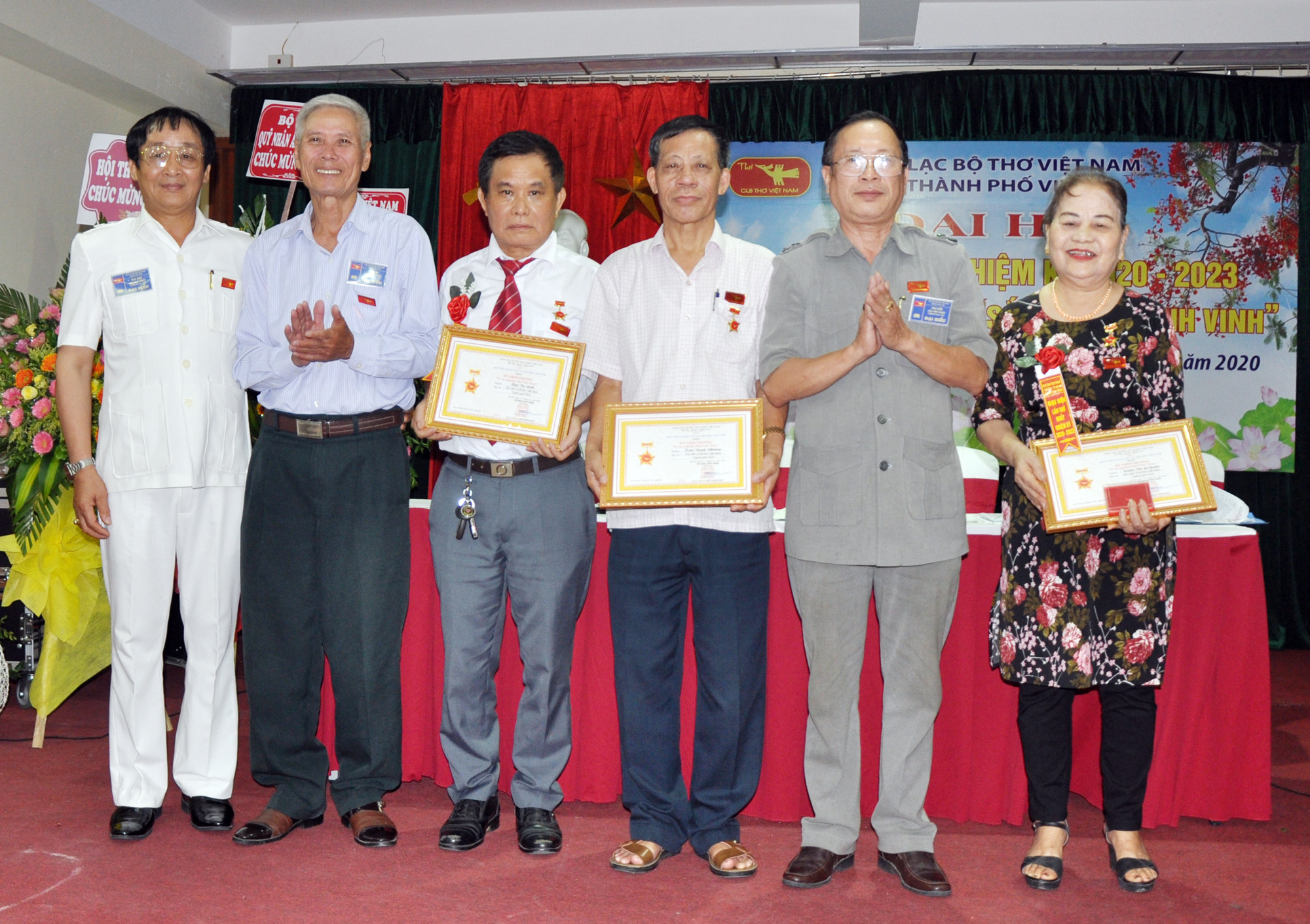 Đại diện CLB Thơ Việt Nam trao Kỷ niệm chương