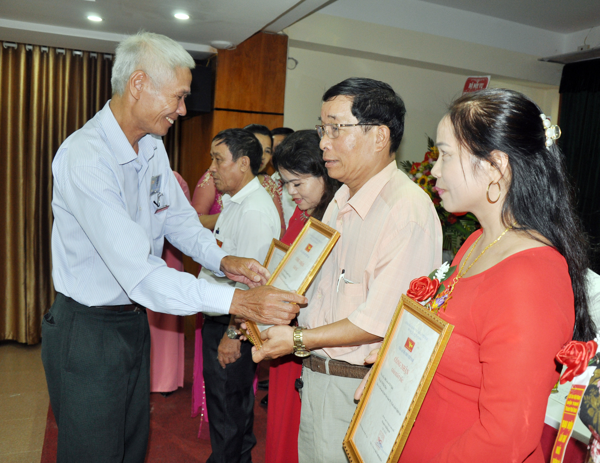 Đại diện CLB Thơ Việt Nam - tỉnh Nghệ An trao chứng nhận khen thưởng cho các 