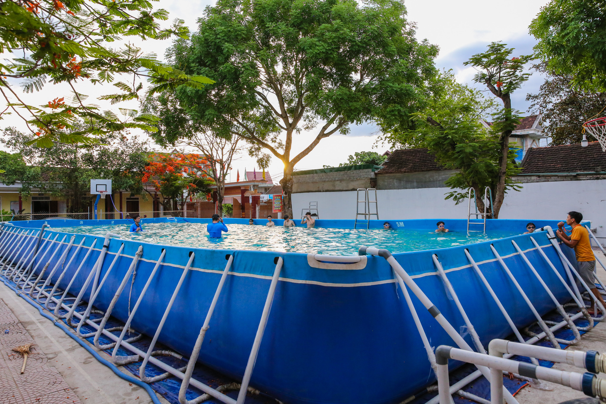 Nhiều trường học trên địa bàn huyện cũng đã trang bị các bể bơi di động để tổ chức dạy bơi cho học sinh. Ảnh: Đức Anh