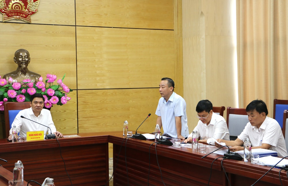 Đồng chí Nguyễn Văn Đệ - Giám đốc Sở Nông nghiệp &PTNT tóm lược về quá trình cho ý kiến về dự thảo Quy định Tiêu chí đặc thù xét duyệt tàu cá của Nghệ An. Ảnh: Nguyễn Hải