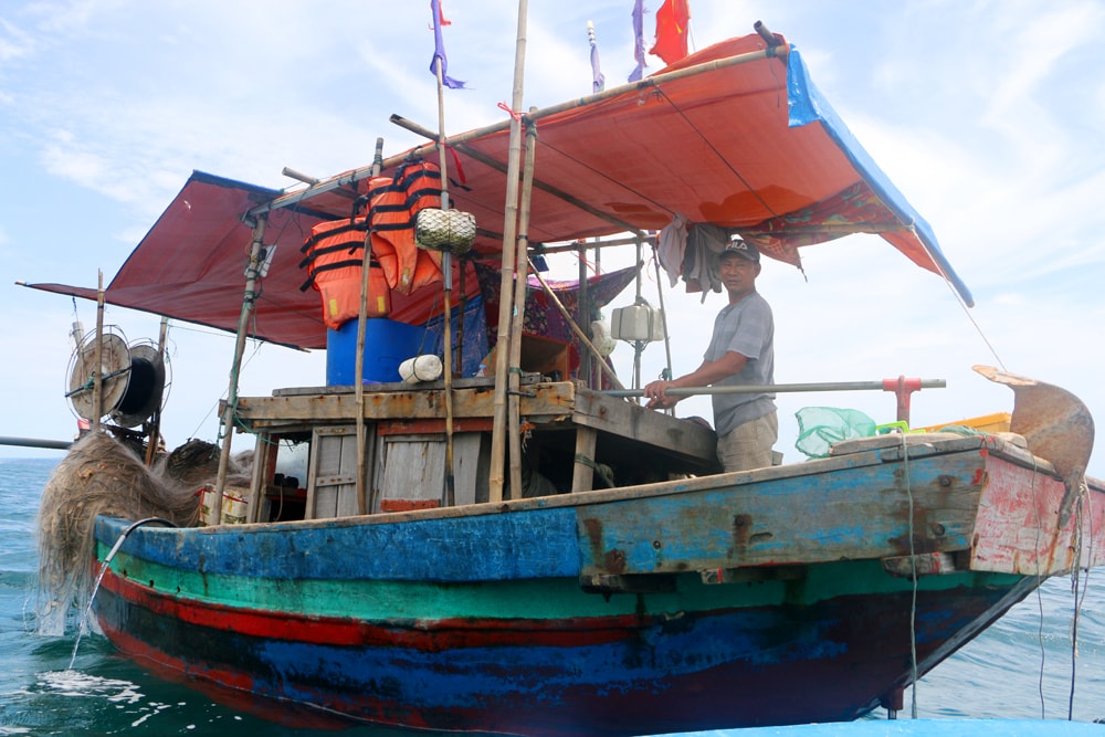 Trong đội tàu đánh bắt thủy sản hiện nay của Nghệ An, đội tàu dưới 6 m và từ 6 m đến 12 m còn chiếm tỷ lệ lớn và phần đa cũ nát. Ảnh: Nguyễn Hải