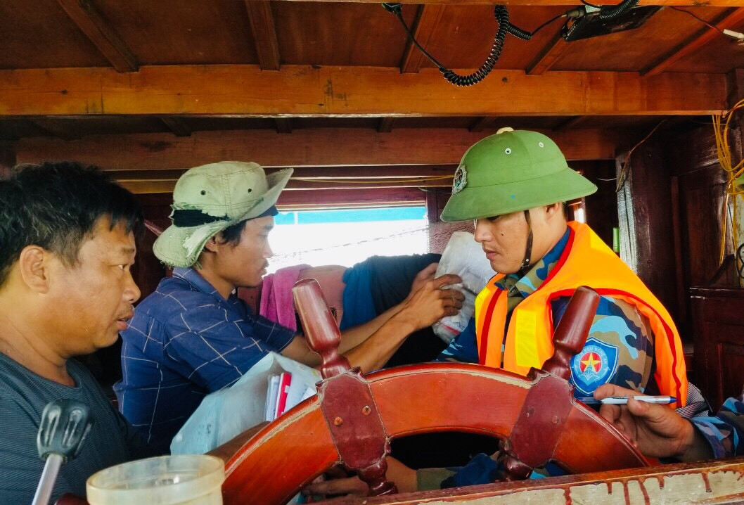 Kiểm tra giấy tờ hoạt động nghề cá trên tàu tại vùng biển Diễn Châu. Ảnh: Châu Thành