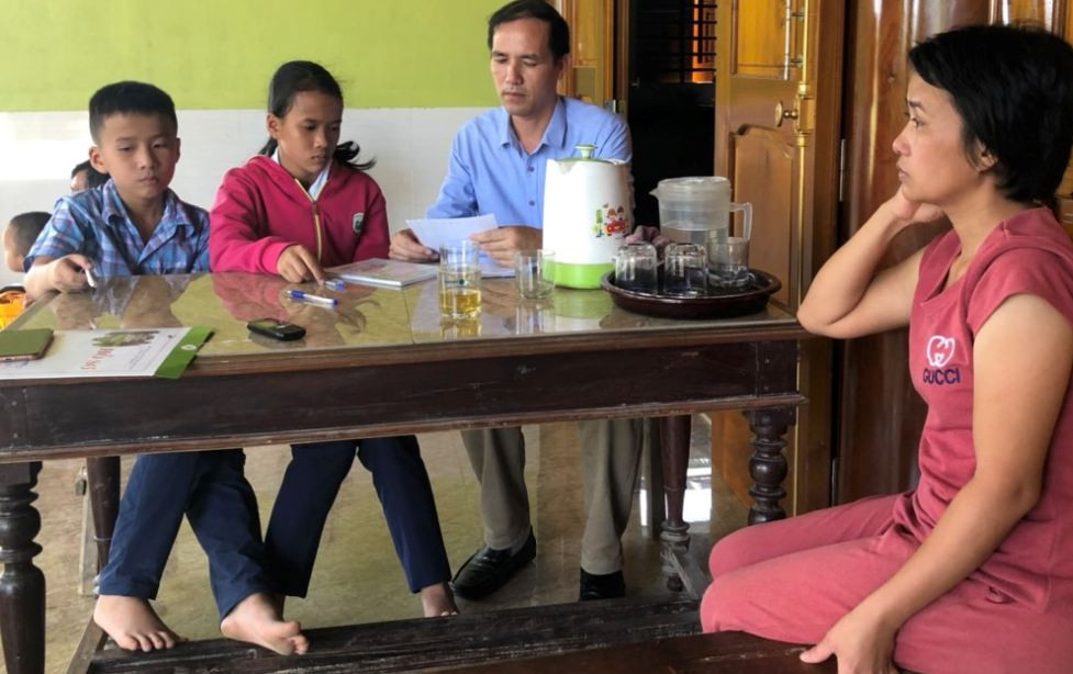 Hiện nay, 3 mẹ con chị Dung đang tá túc tại nhà của ông bà ngoại tại xã Thanh Mai, huyện Thanh Chương. Trong ảnh, Quyền Giám đốc Làng trẻ SOS Vinh khảo sát, tìm hiểu hoàn cảnh 2 cháu bé.