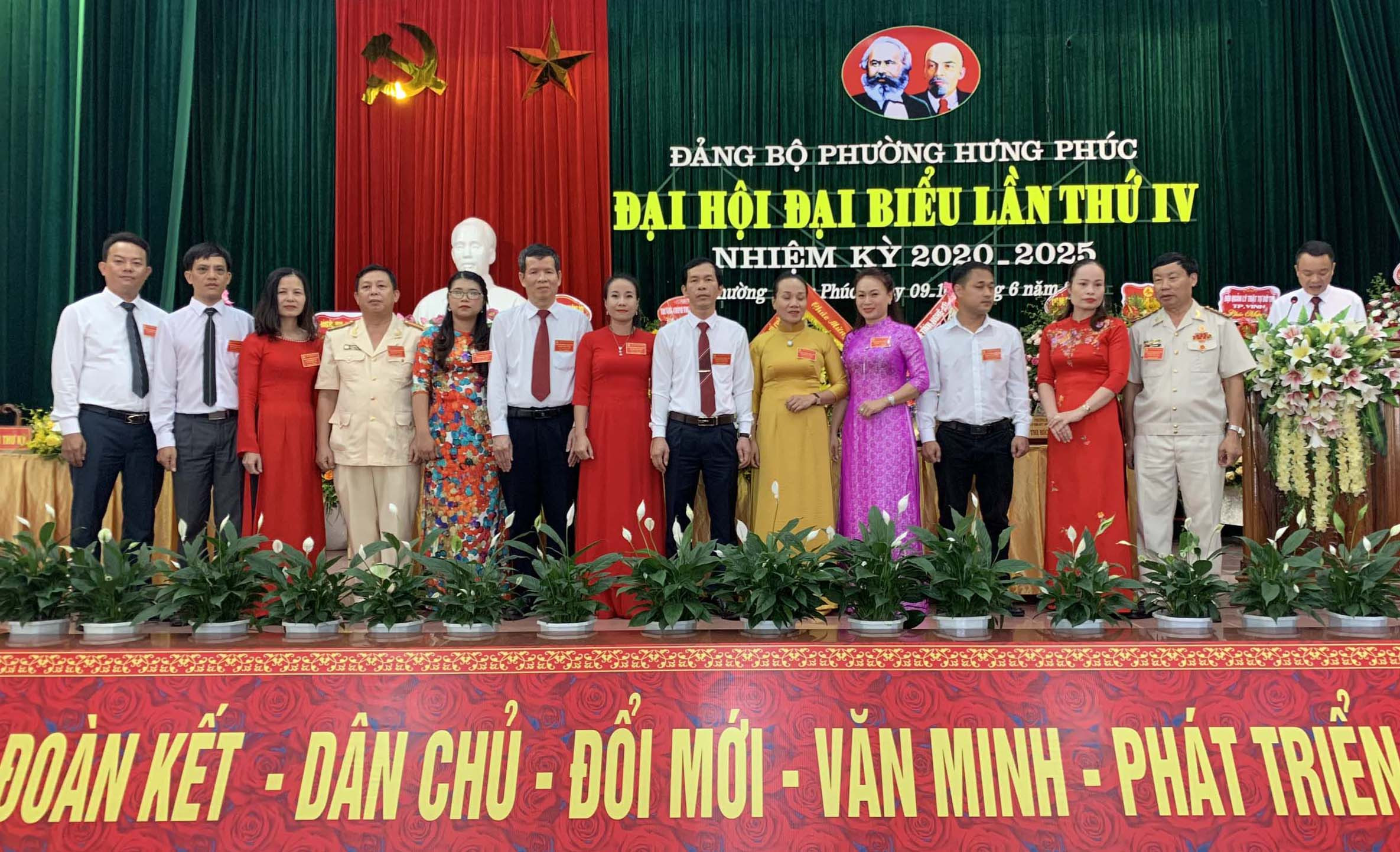Ban chấp hành Đảng bộ phường Hưng Phúc nhiệm kỳ 2020 - 2025 ra mắt nhận nhiệm vụ