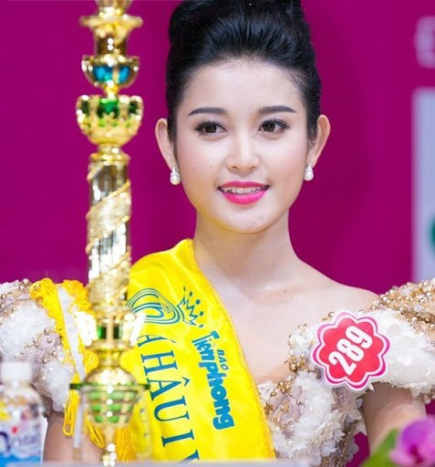 Nguyễn Trần Huyền My sinh năm 1995 tại Hà Nội. Cô giành ngôi vị Á hậu 1 tại cuộc thi Hoa hậu Việt Nam 2014. Ngay từ thời điểm mới lên ngôi Á hậu, Huyền My đã sở hữu gương mặt và ngoại hình vô cùng xinh đẹp.
