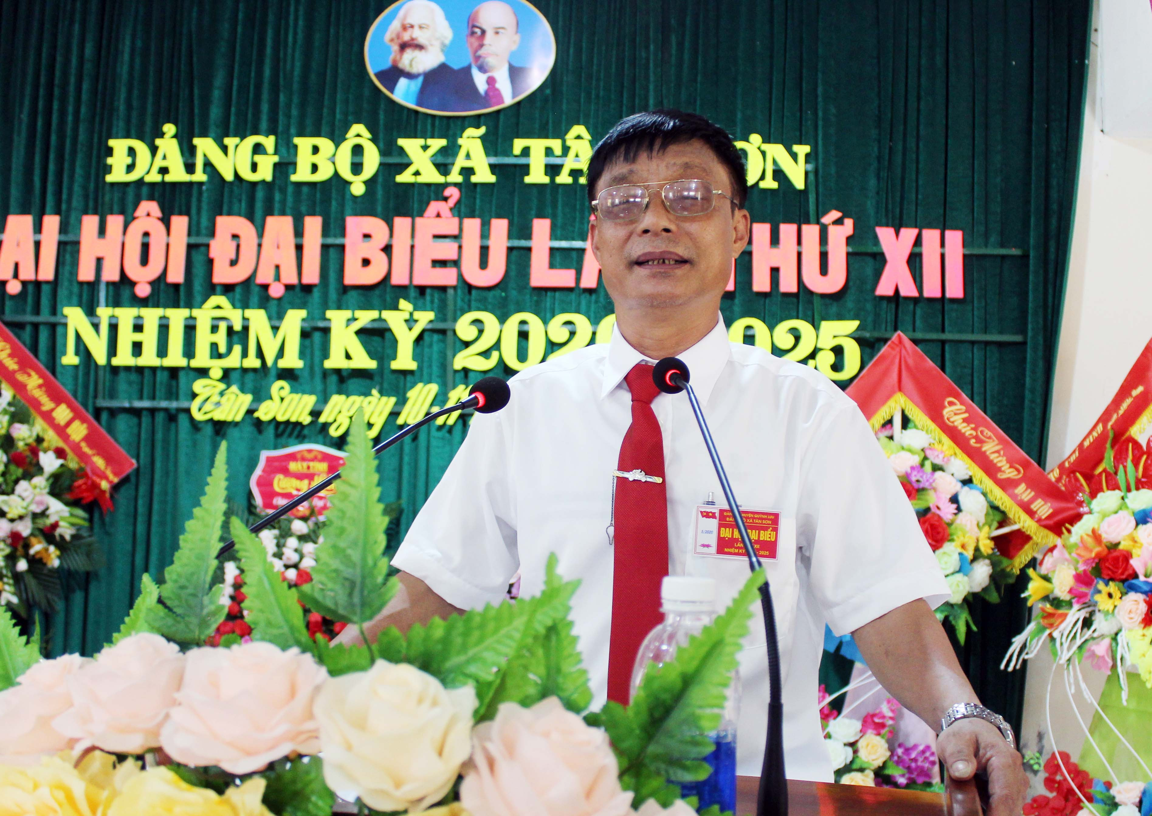 Đồng chí Lê Đức Lục – Bí thư đảng ủy Tân Sơn báo cáo kết quả thực hiện nhiệm vụ chính trị nhiệm kỳ 2015 – 2020
