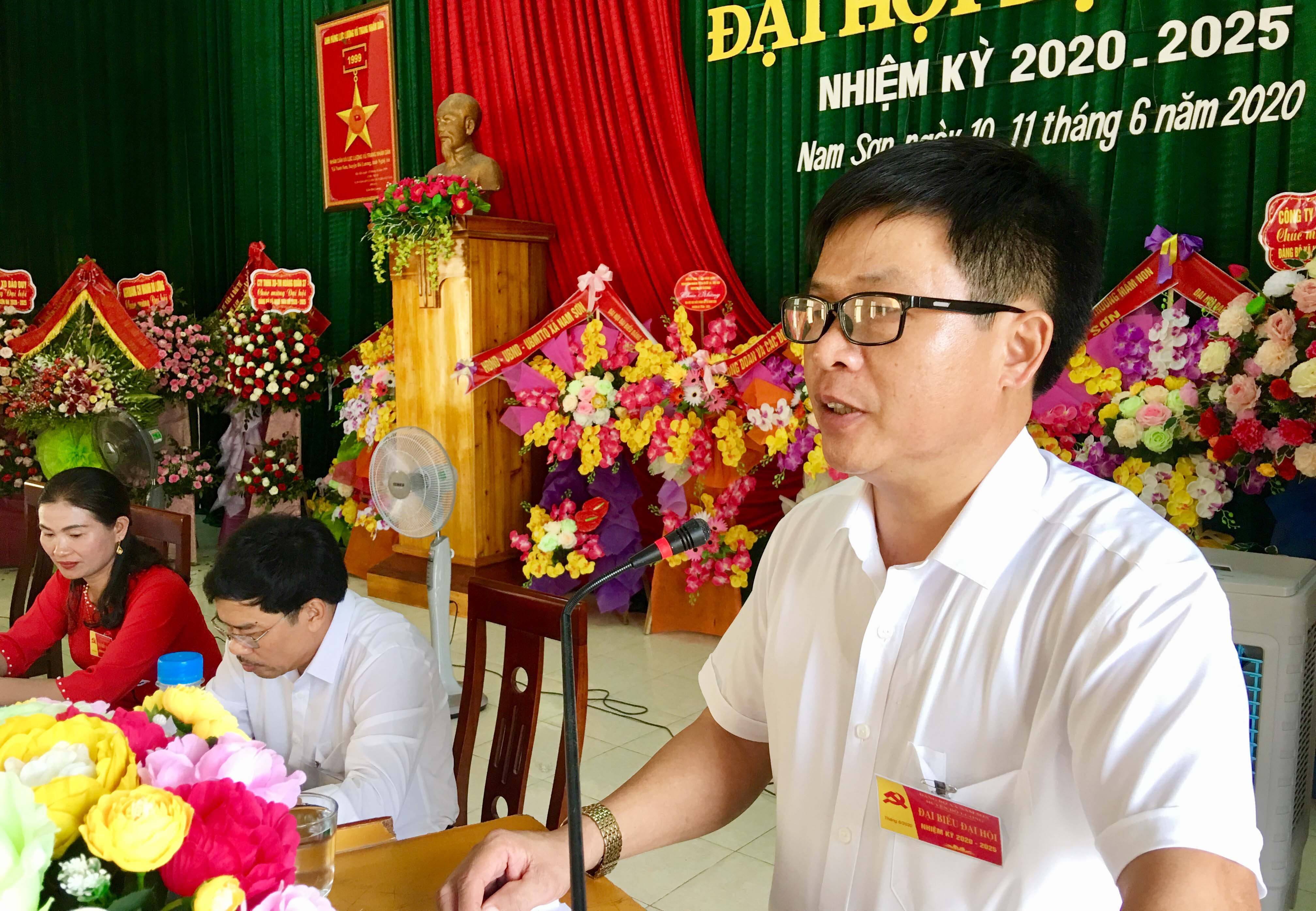 Đồng chí Trần Hữu Đức- Bí thư Đảng bộ xã Nam Sơn trình bày báo cáo chính trị tại đại hội.