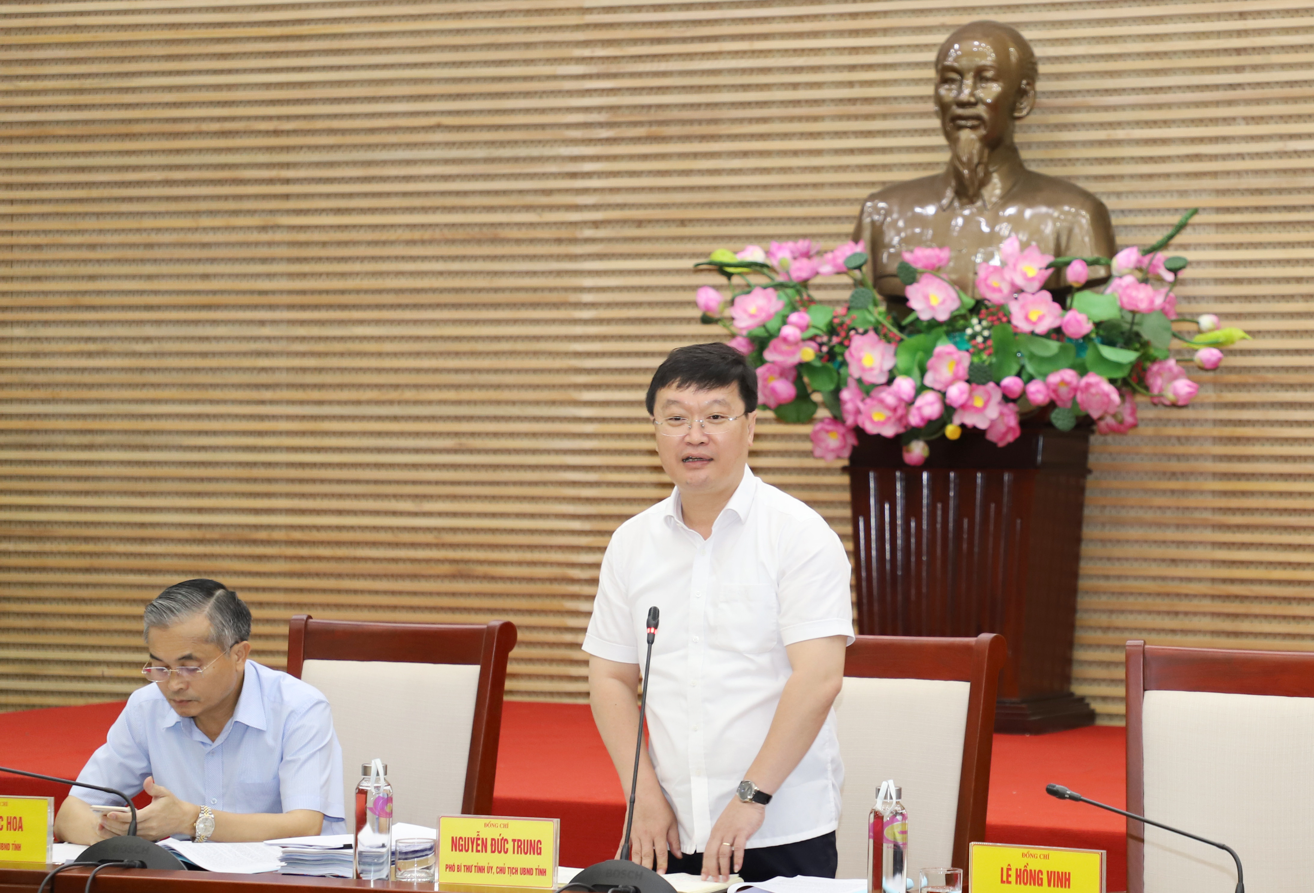 Đồng chí Nguyễn Đức Trung - Phó Bí thư Tỉnh ủy, Chủ tịch UBND tỉnh chủ trì phiên họp chuyên đề tháng 6. Ảnh: Phạm Bằng