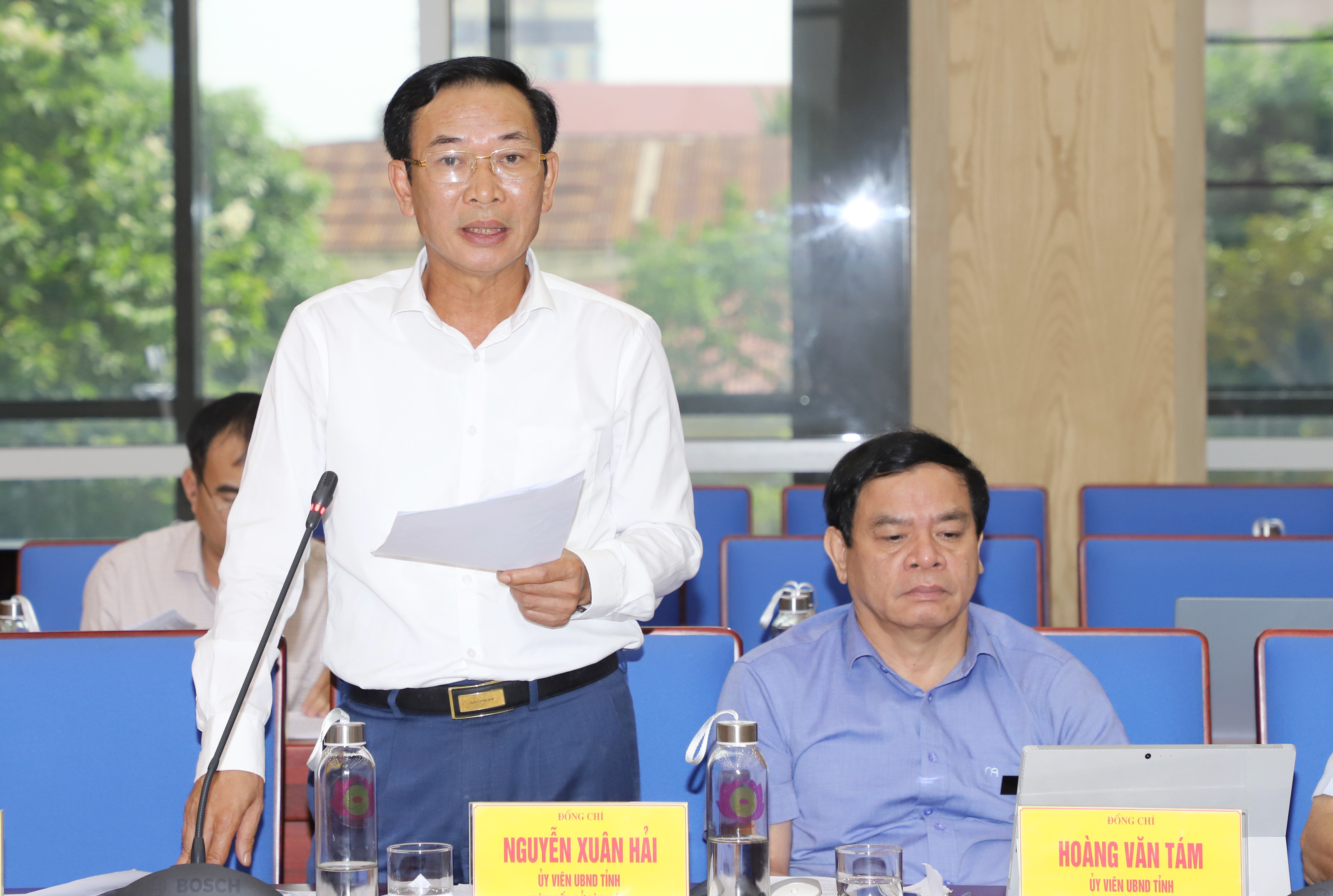Ông Nguyễn Xuân Hải - Giám đốc Sở Tài chính trình bày tình hình thực hiện dự toán thu, chi NSNN 6 tháng đầu năm,  nhiệm vụ, giải pháp 6 tháng cuối năm 2020. Ảnh: Phạm Bằng