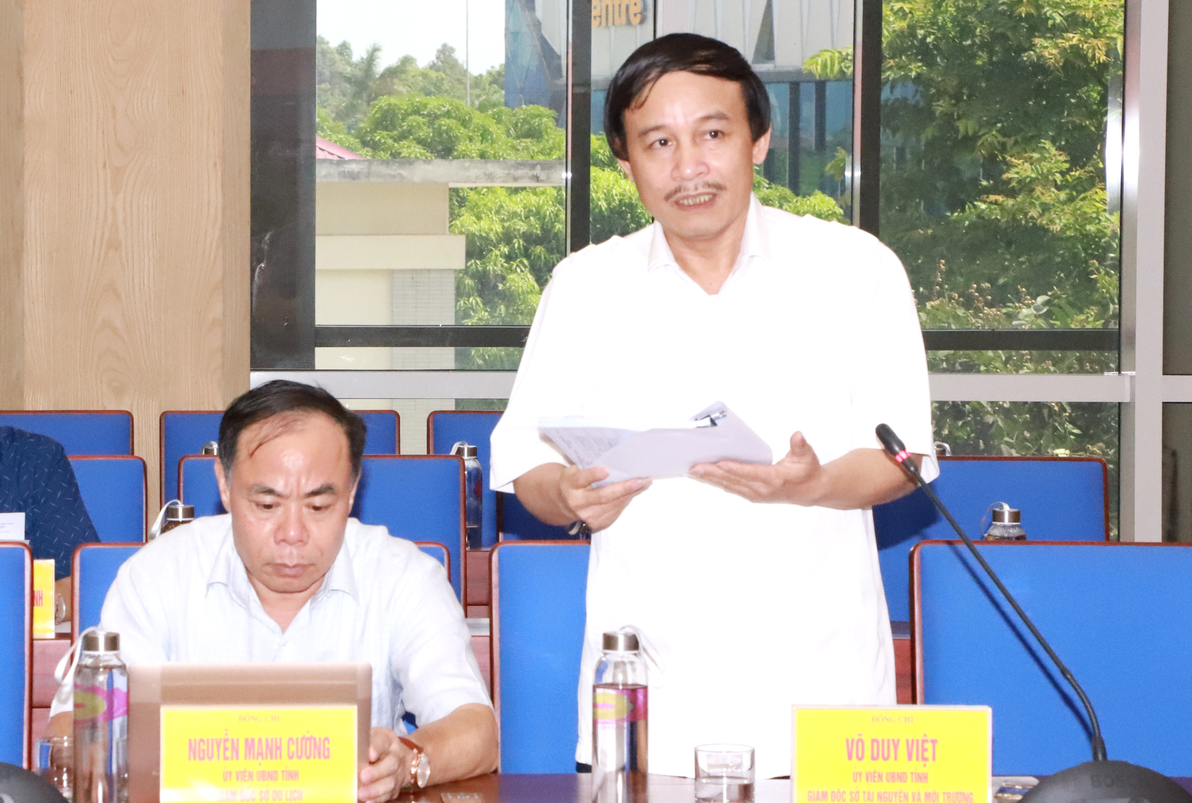 Ông Võ Duy Việt - Giám đốc Sở TN&MT trình bày các dự thảo Nghị quyết HĐND tỉnh . Ảnh: Phạm Bằng