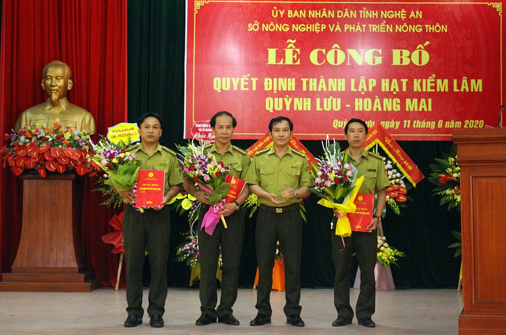 Lãnh đạo Chi cục kiểm lâm tặng hoa các đồng chí lãnh đạo Hạt kiểm lâm Quỳnh Lưu- Hoàng Mai. Ảnh: Phú Hương