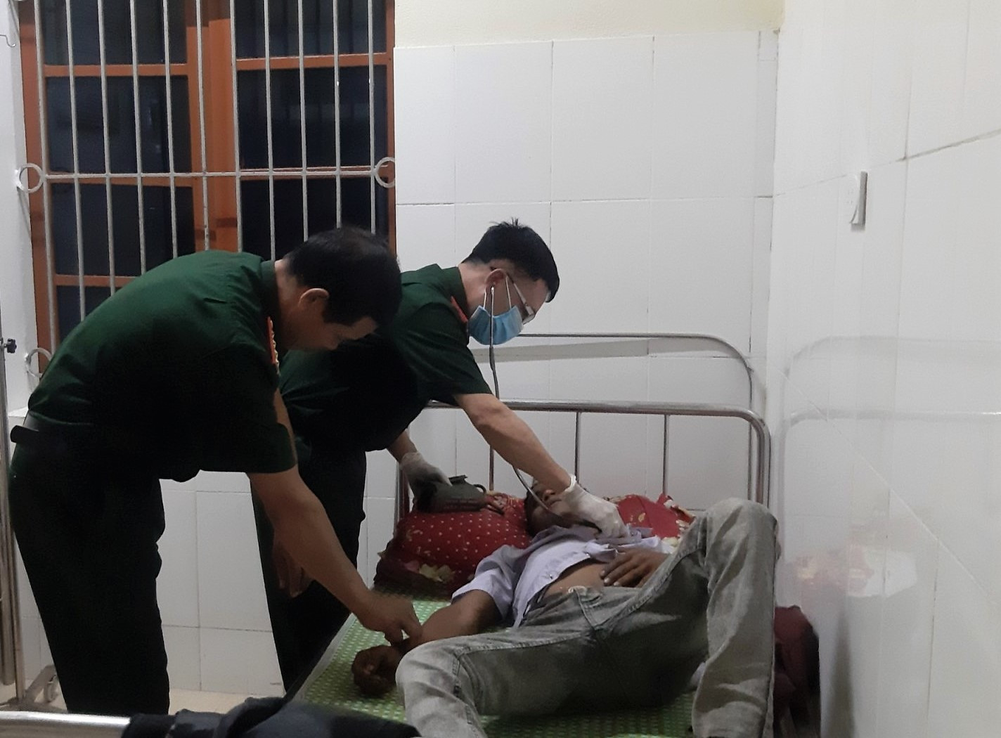 Sau 3 giờ được các quân y Đồn BP Keng Đu (BĐBP Nghệ An) cấp cứu nam thanh niên ăn lá ngón tự tử đã hồi phục sức khỏe. Ảnh:Phương Linh