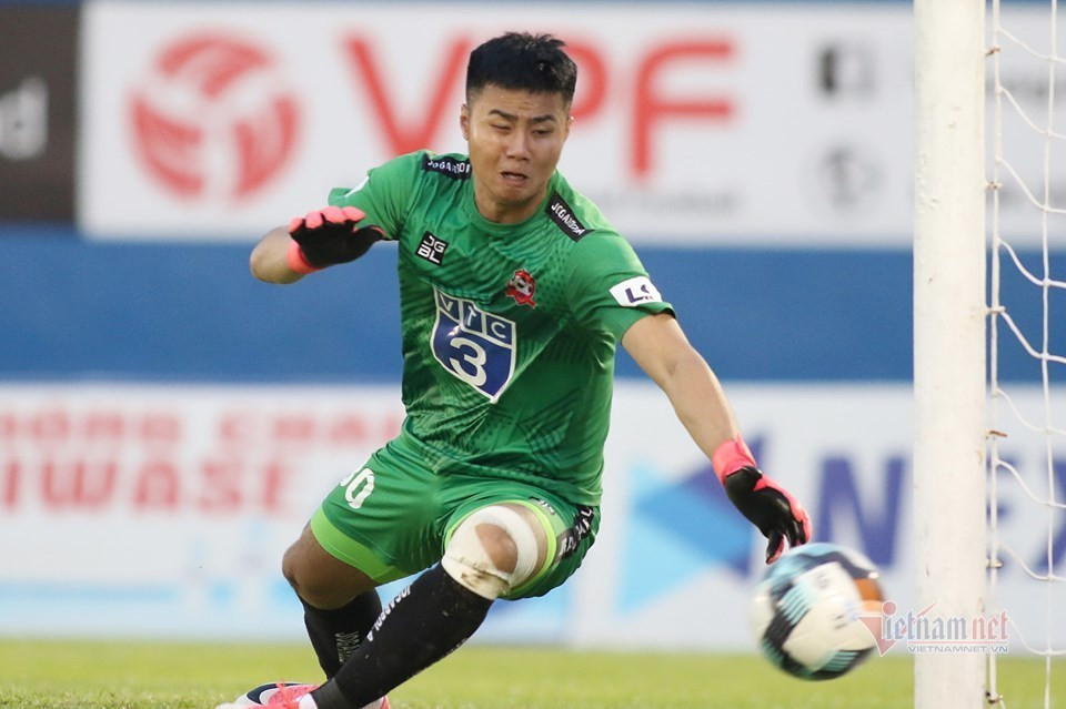 khi hàng loạt thủ môn của tuyển Việt Nam như Văn Toản, Tuấn Mạnh mắc lỗi ở vòng 4 V-League