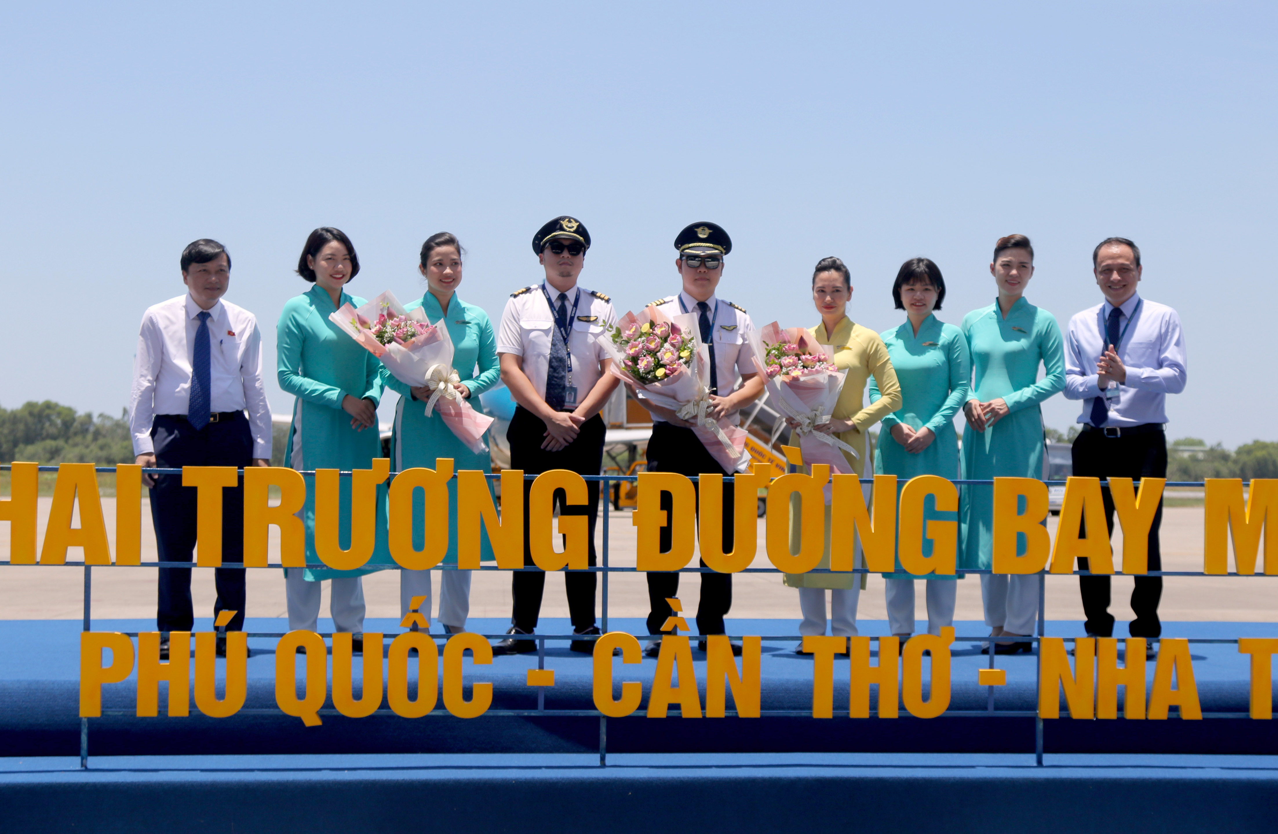 Lãnh đạo tỉnh Nghệ An, hãng Vietnam Airline tặng hoa phi hành đoàn. Ảnh Thu Huyền