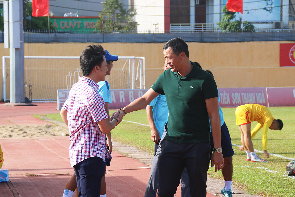 Giám đốc kỹ thuật Nguyễn Đức Thắng của SLNA và HLV Nguyễn Thành Công chào hỏi nhau trước trận đấu giữa Thanh Hóa và SLNA. Ảnh: Trung Kiên