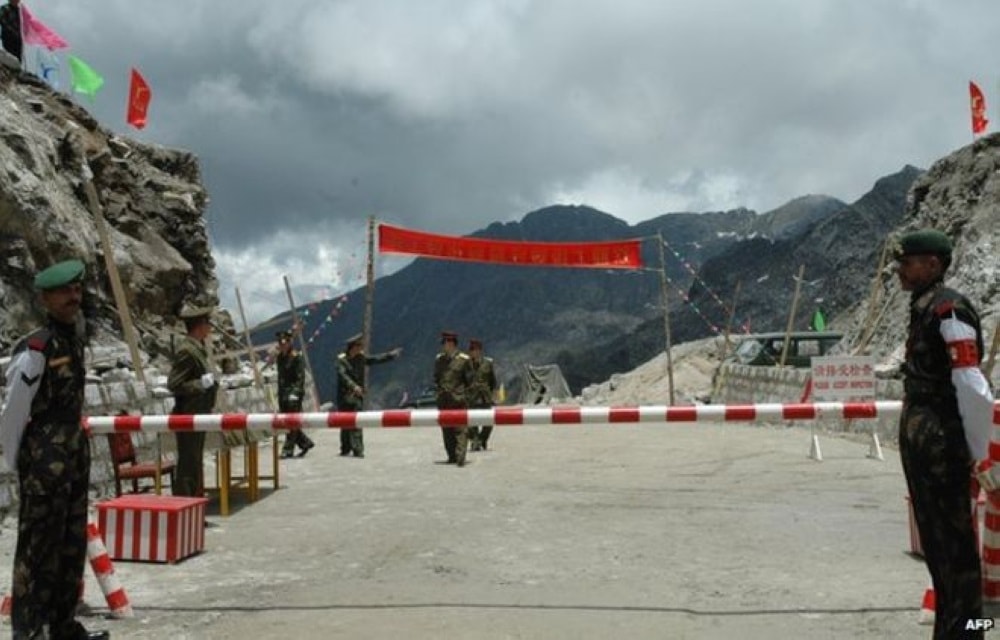 Binh sĩ Ấn Độ (cận hình) và Trung Quốc (phía xa) gác tại một điểm kiểm soát chung trên dãy Himalaya. Ảnh: AFP