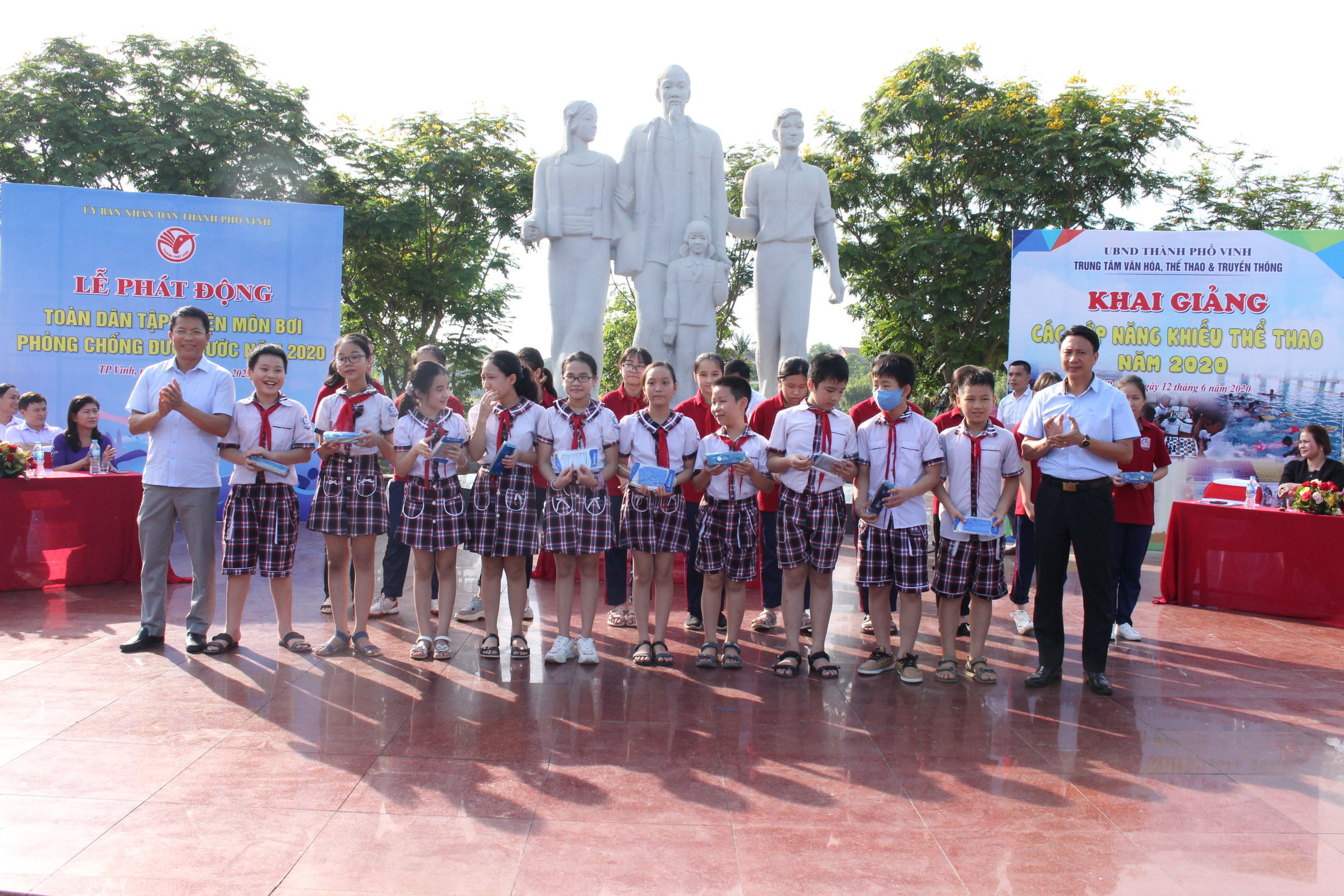 Ban tổ chức trao quà cho các em học sinh có thành tích trong học tập trên địa bàn TP Vinh.