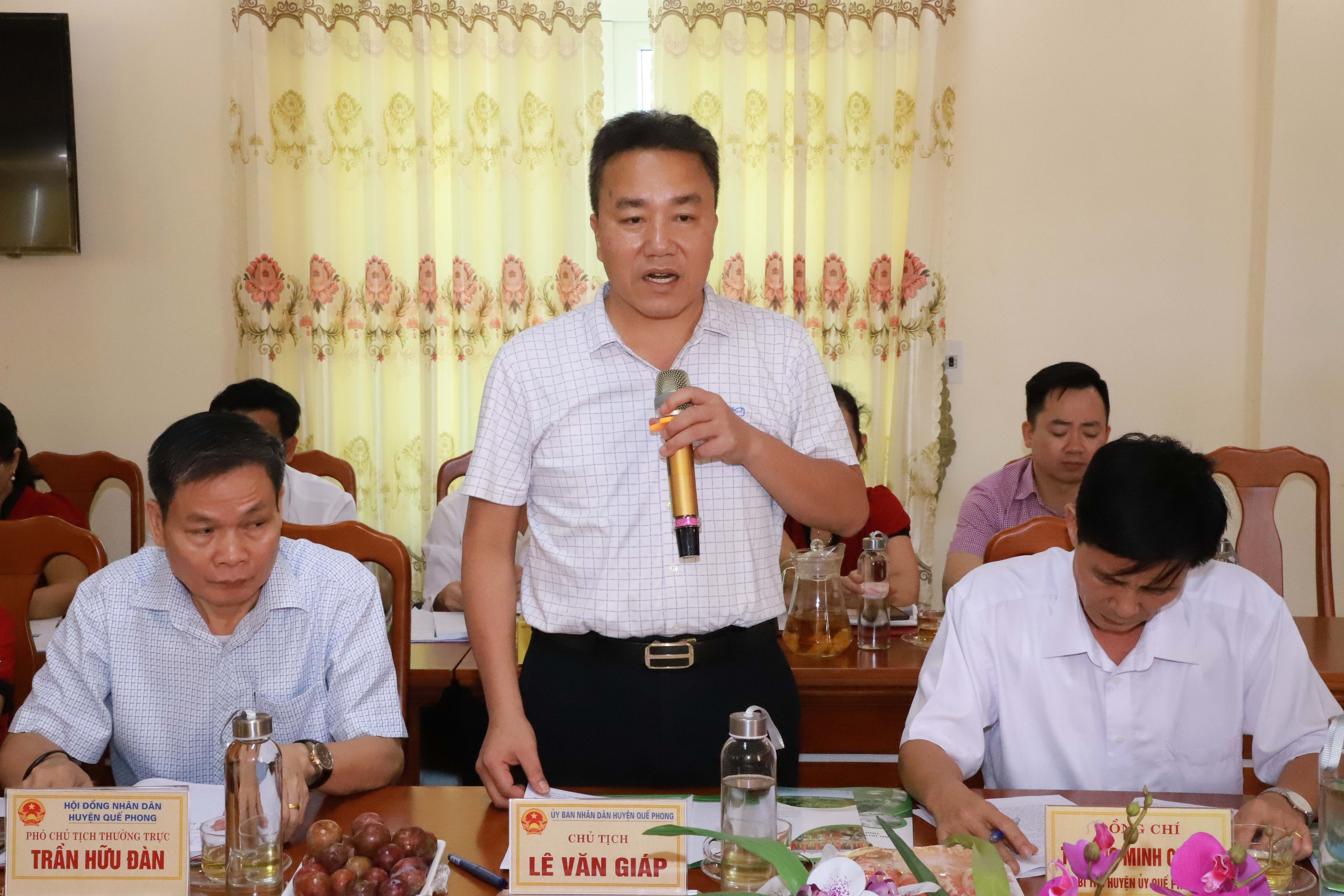 Ông Lê Văn Giáp - Chủ tịch UBND huyện Quế Phong trình bày báo cáo . Ảnh: Phạm Bằng