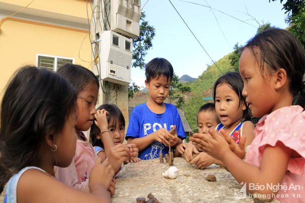 Trẻ em chơi trò nặn đất sau thời gian nghỉ học tại xã Xá Lương, Tương Dương. Ảnh tư liệu của Đình Tuân