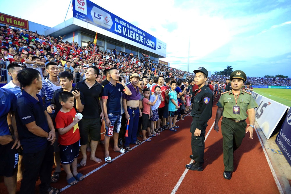 Lượng khán giả đến theo dõi trận đấu giữa CLB Hà Tĩnh và CLB Hà Nội tại vòng 4 V.League 2020 đã vượt sức chứa của sân. Ảnh: VPF