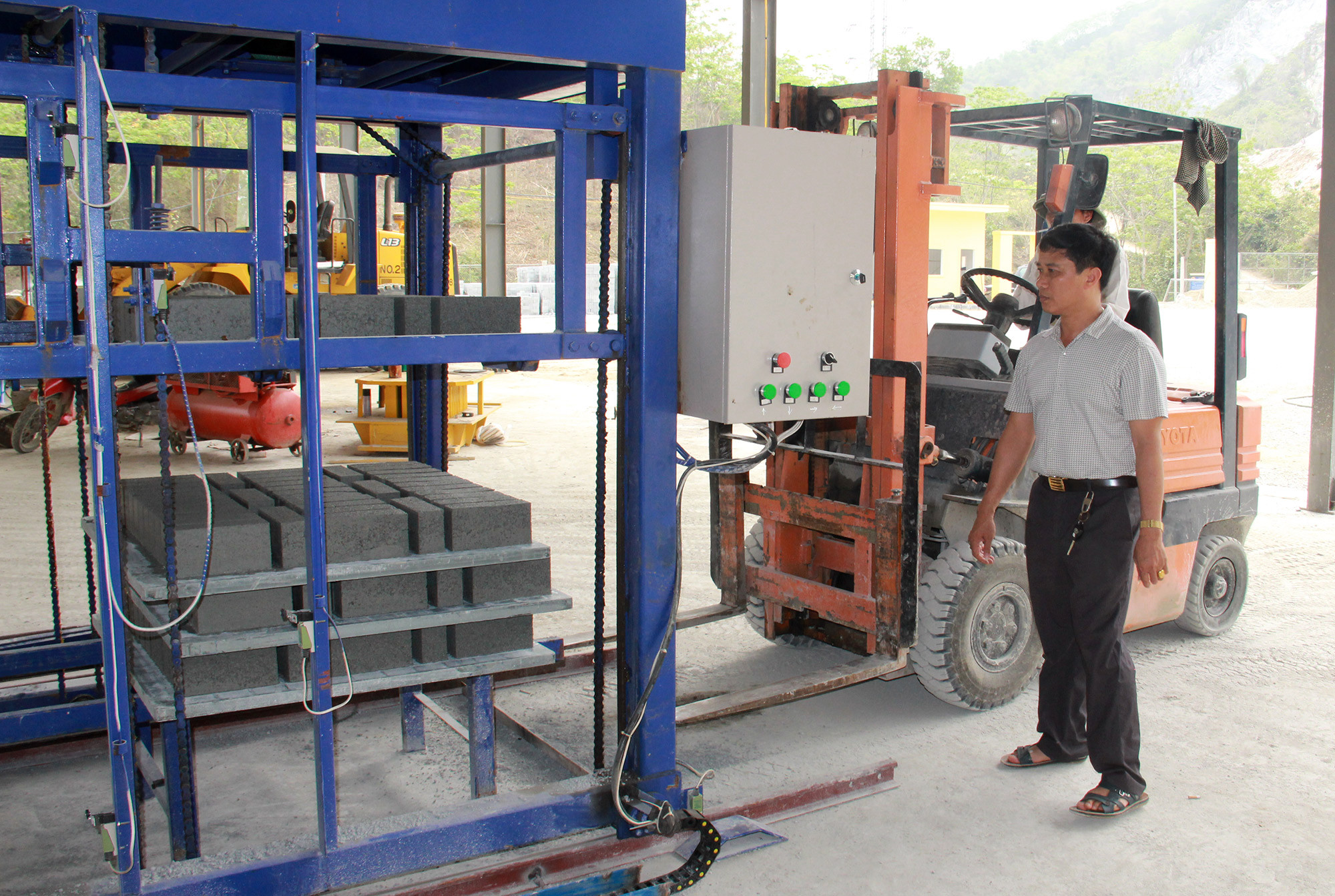 Sản xuất gạch không nung tại nhà máy gạch Tam Đình, Tương Dương. Ảnh: Văn Trường