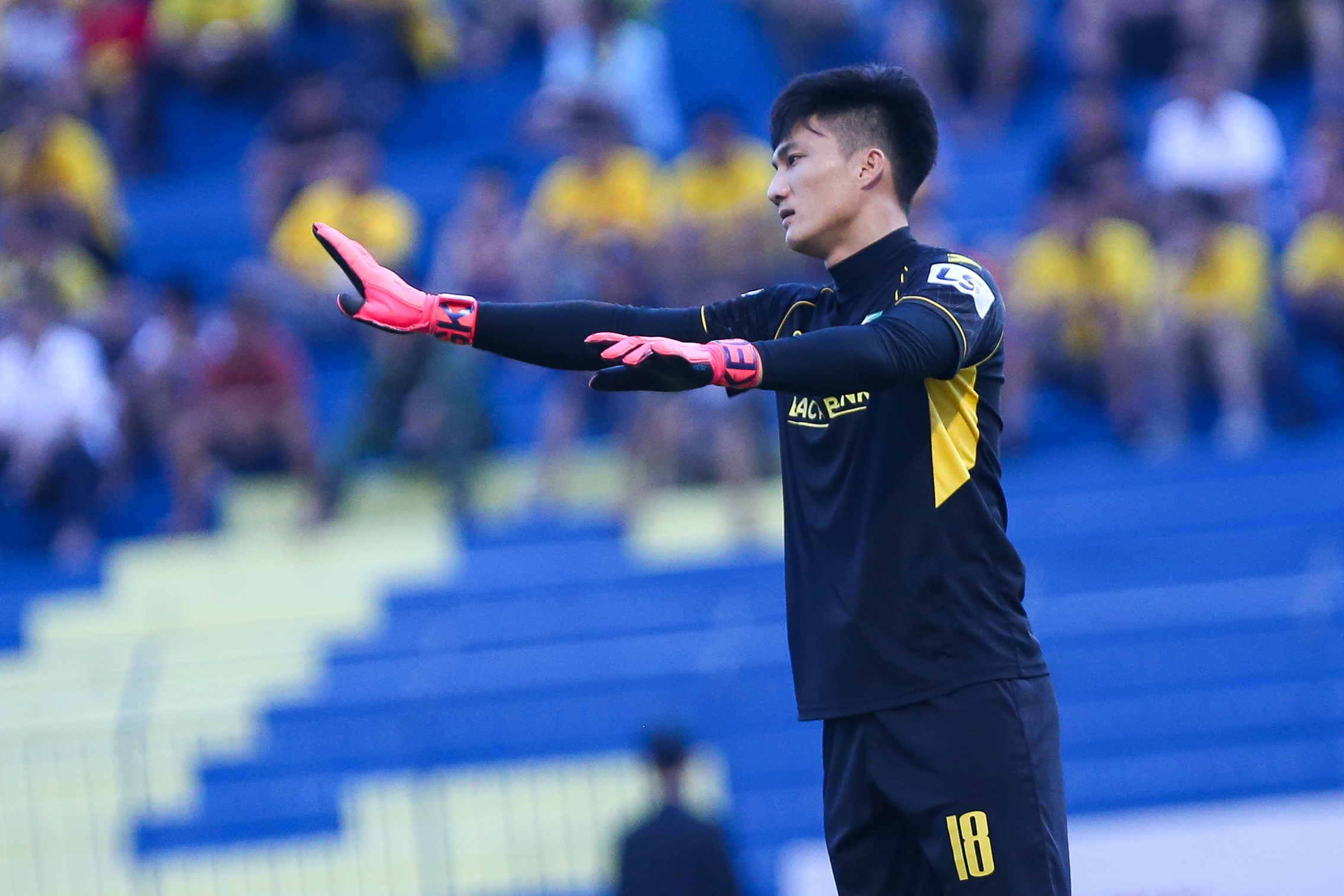 SLNA đang chia sẻ ngôi đầu V.League với 8 điểm cùng 2 trận thắng và 2 trận hòa. Lưới của thủ môn Văn Hoàng chưa rung lên lần nào ở đấu giải vô địch quốc gia. Ảnh: Trung Kiên