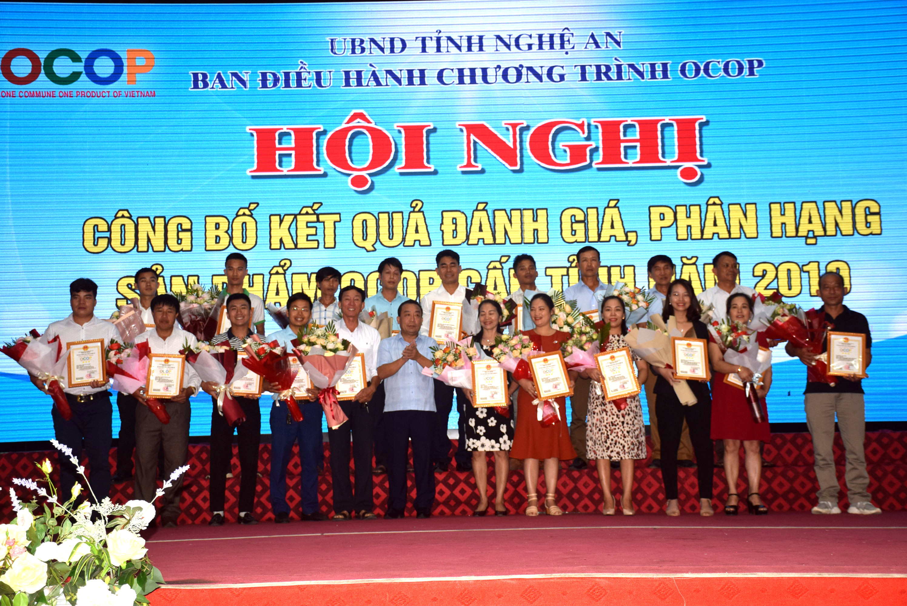 Đồng chí Nguyễn Văn Đệ trao giấy chứng nhận và hoa cho các đơn vị có sản phẩm OCOP đạt 3 sao. Ảnh: Xuân Hoàng