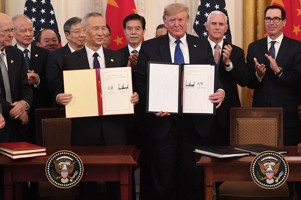 Phó Thủ tướng Lưu Hạc (trái) và Tổng thống Donald Trump trong lễ ký kết thỏa thuận thương mại giai đoạn 1 tại Nhà Trắng ngày 15/1. Ảnh: AFP